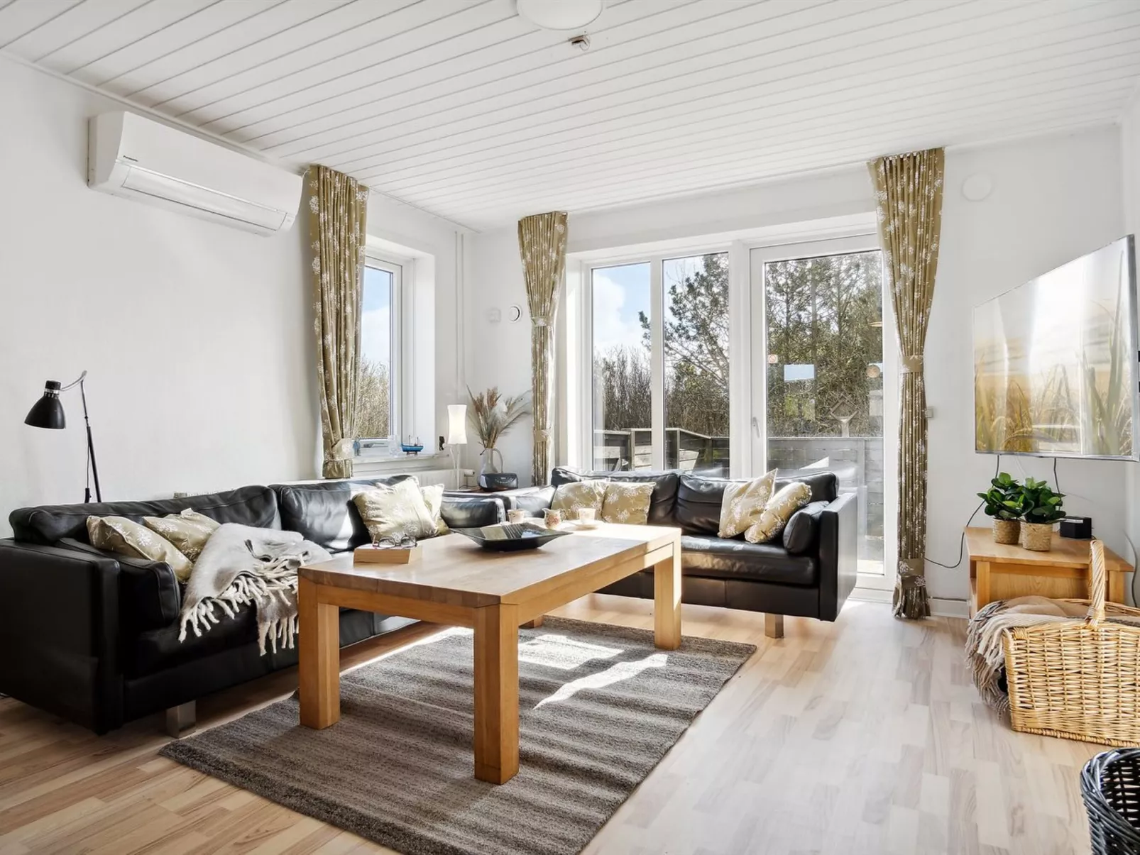 "Vappu" - 400m to the fjord-Binnen