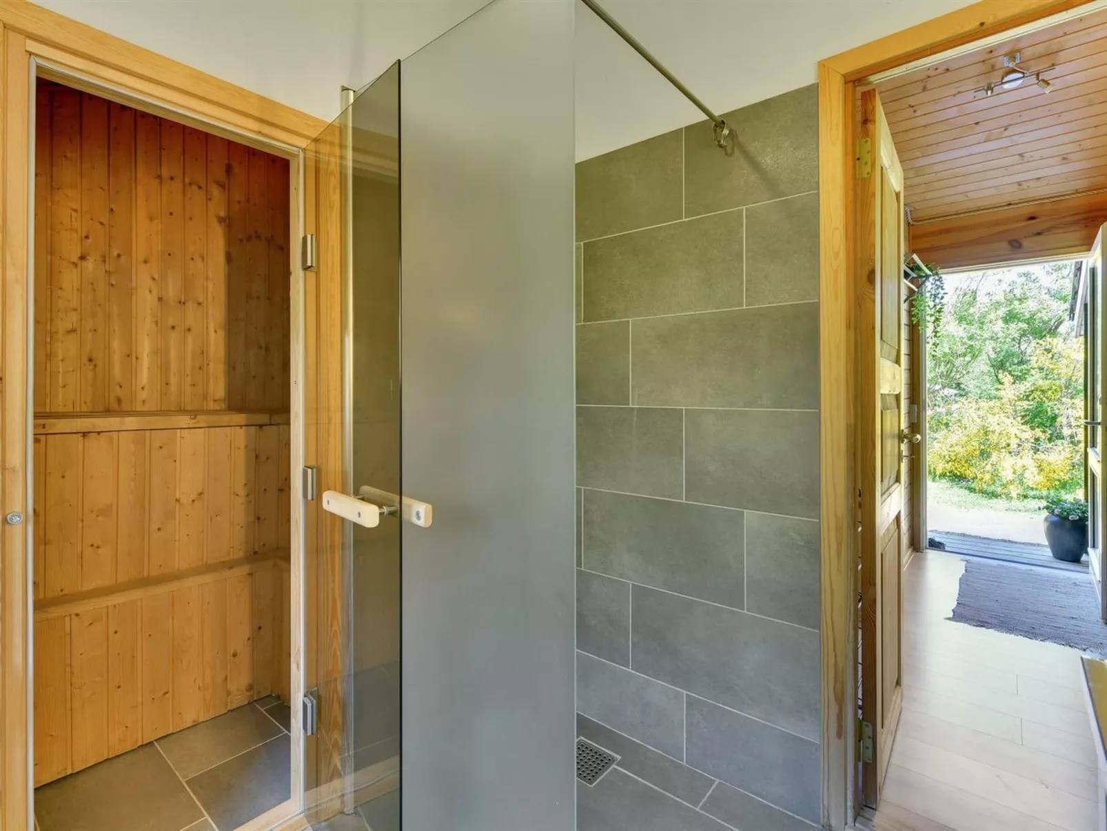 "Jorina" - 700m to the fjord-Binnen