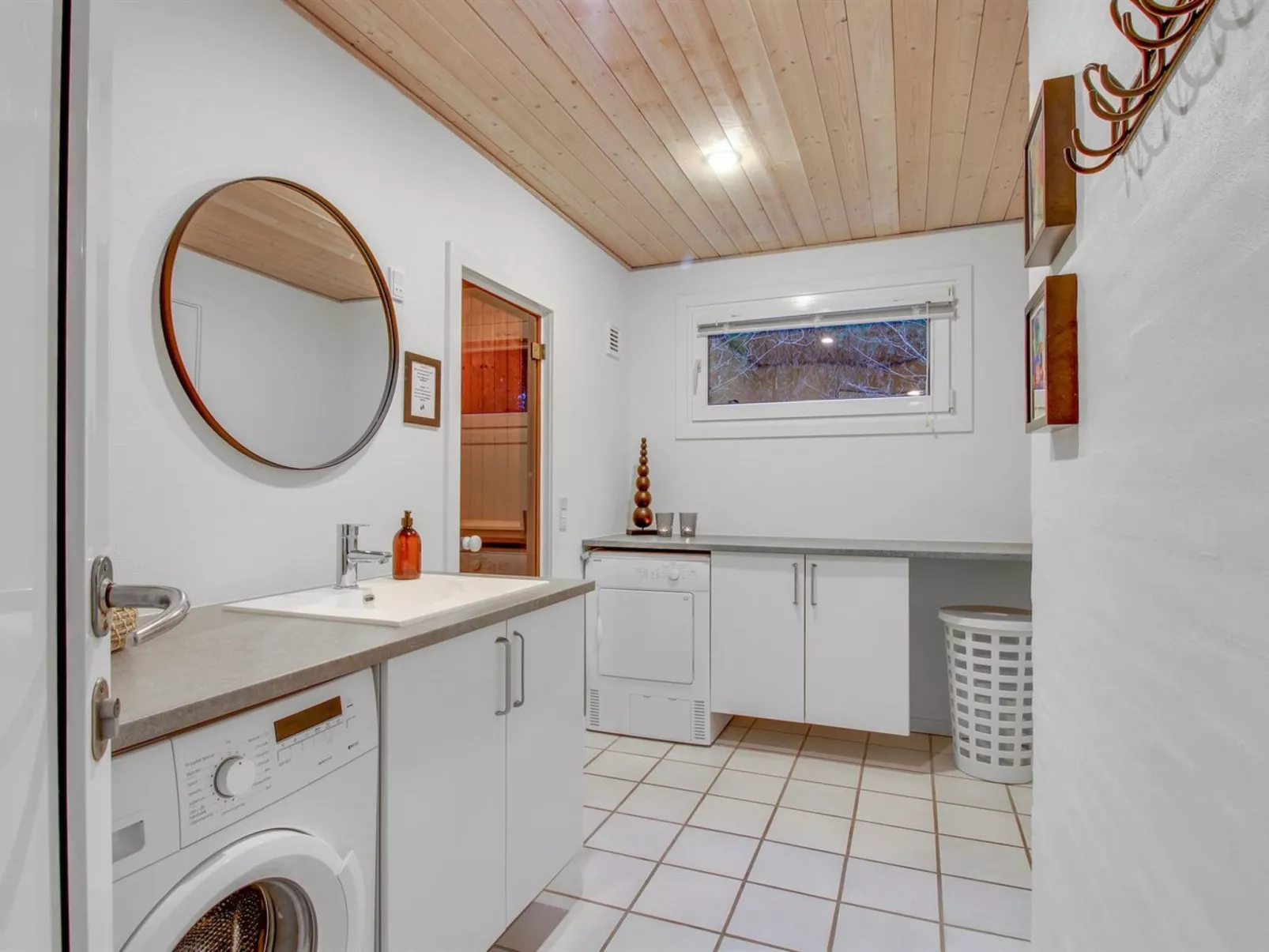 "Jensen" - 700m to the fjord-Binnen