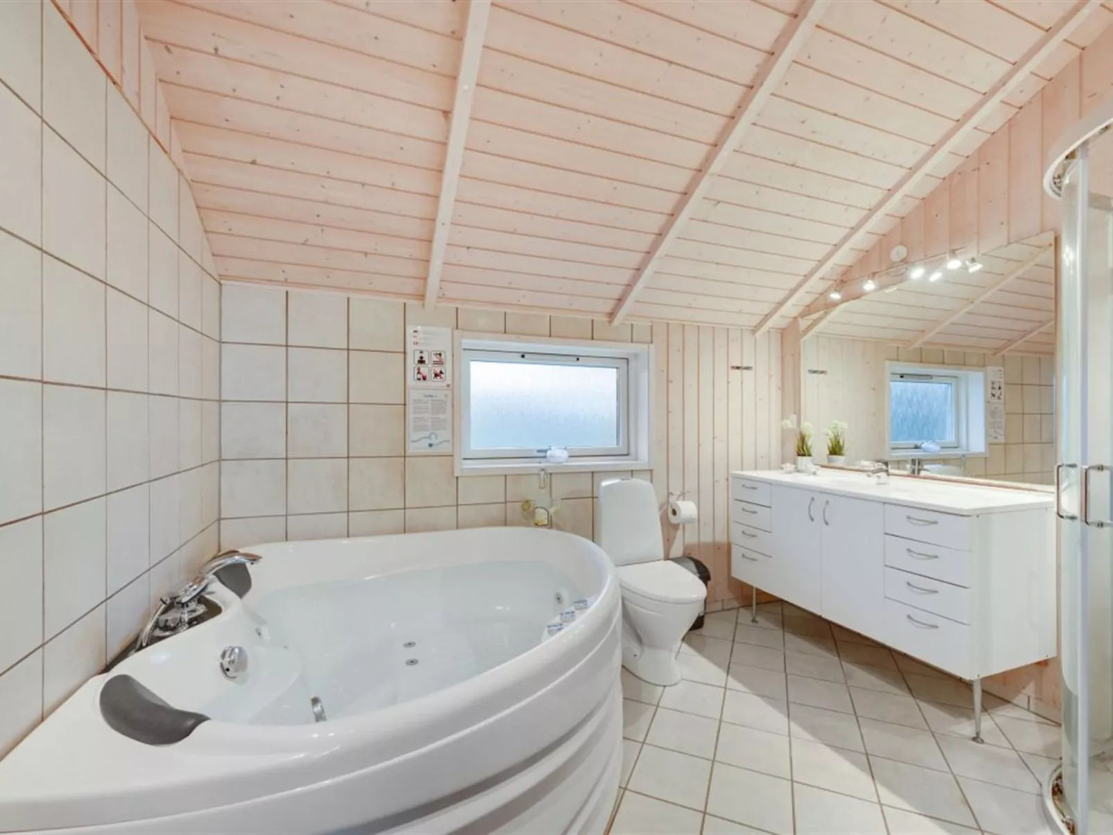 "Clarina" - 800m to the fjord-Binnen