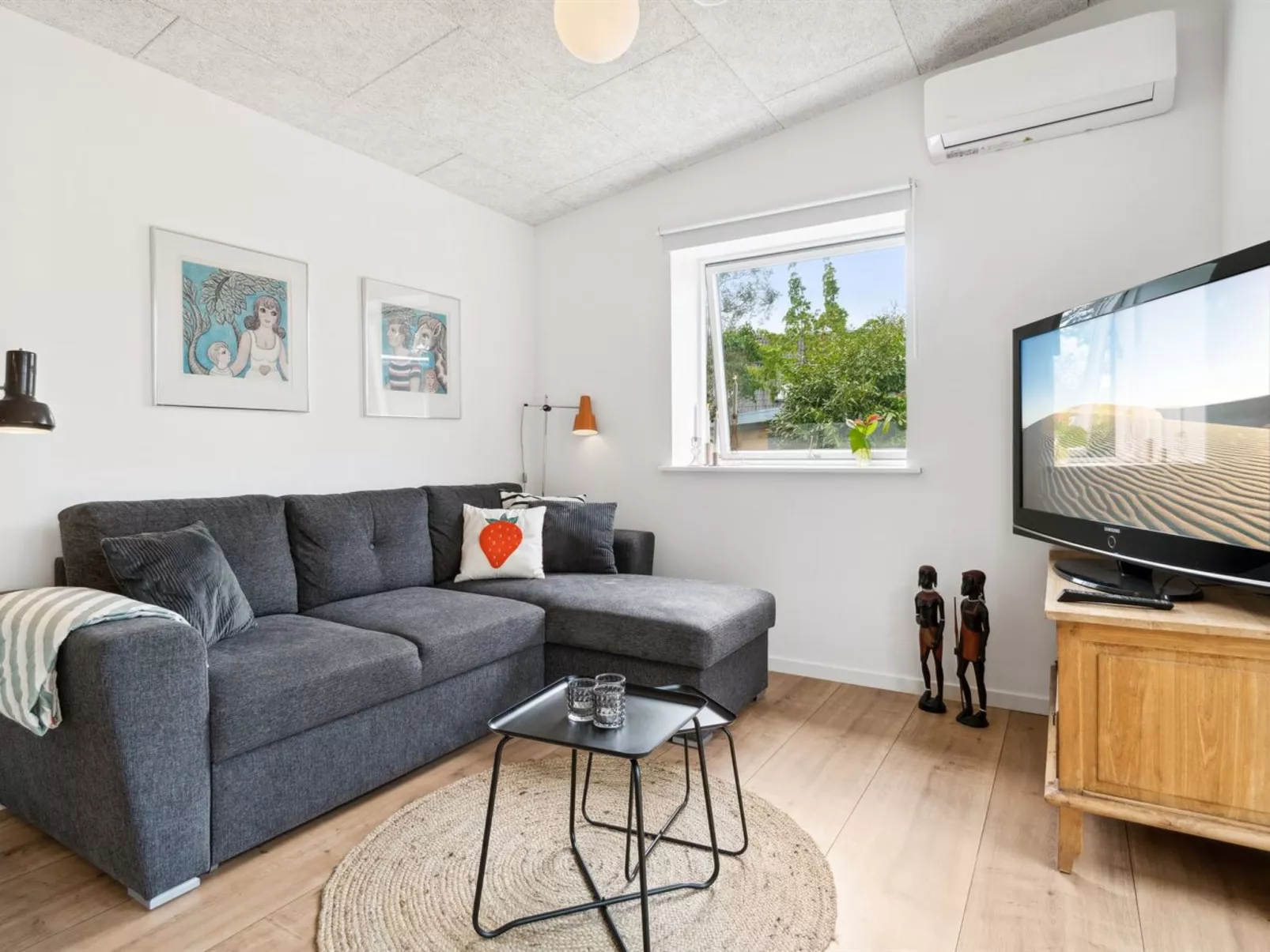 "Randulf" - 250m from the sea-Binnen