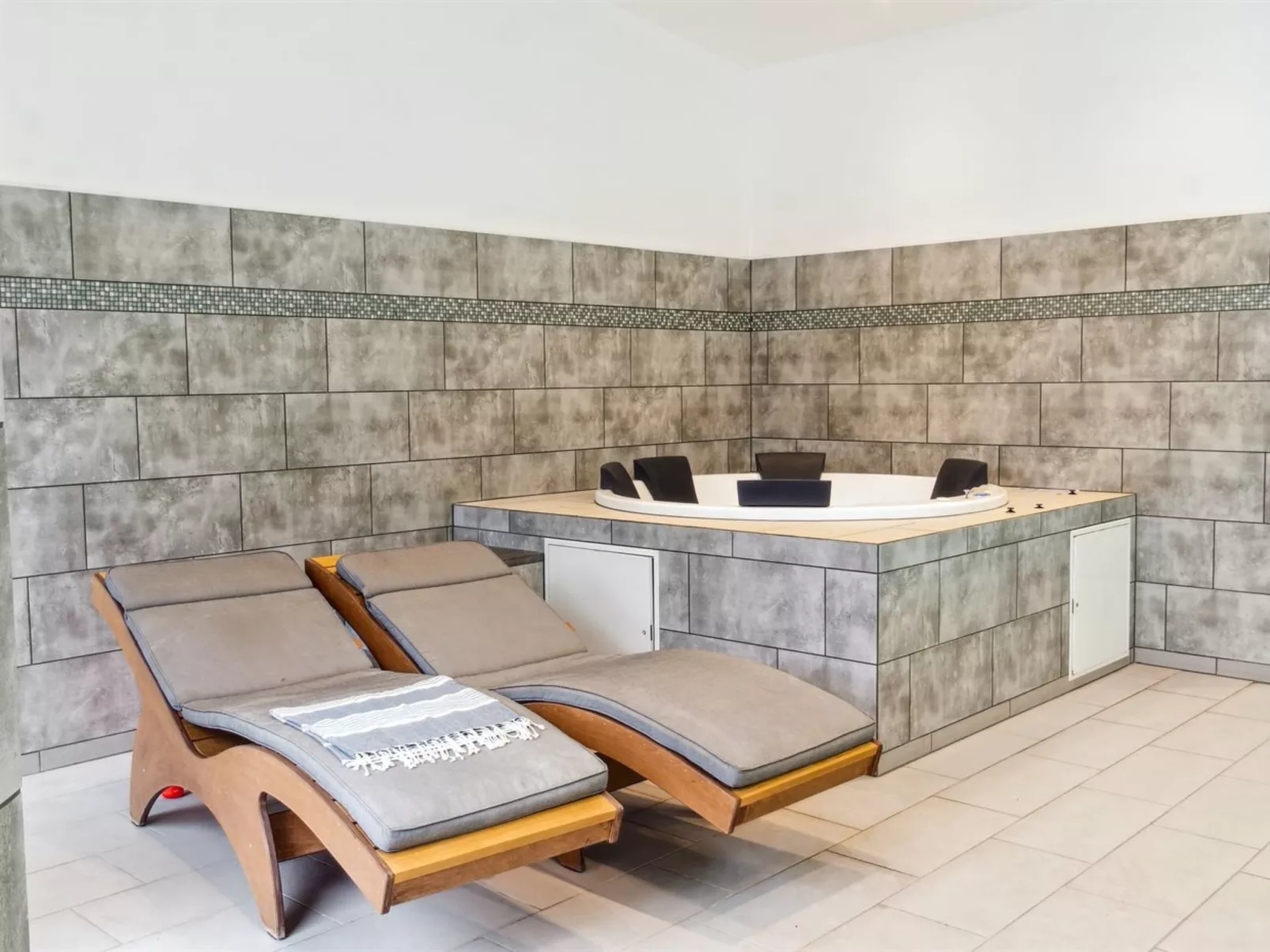 "Bjarka" - 700m from the sea-Binnen