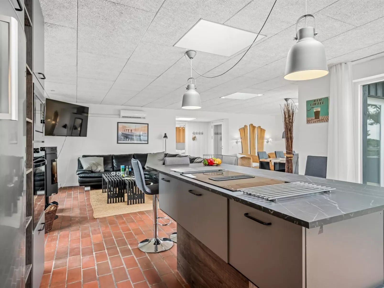 "Tonna" -  from the sea-Binnen