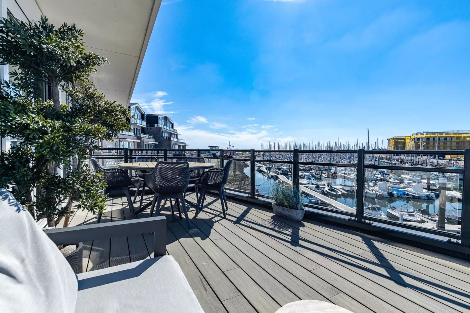 Luxe appartement Vista Maris 'Somaris' - Havenweg 8-50  Sint-Annaland-Uitzicht zomer