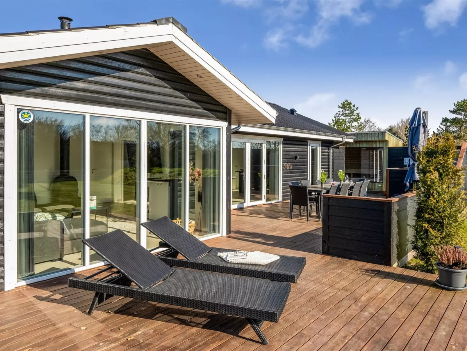 "Elisaveta" - 400m to the fjord-Buiten