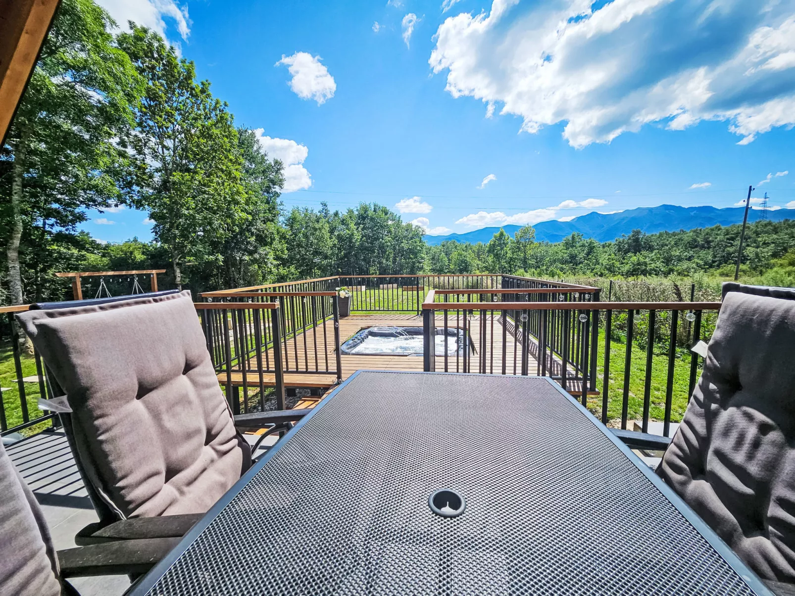 Tomina Koliba Lika-Buiten