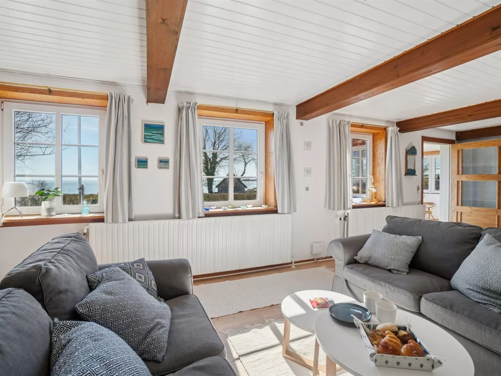 "Hakon" - 40m from the sea-Binnen