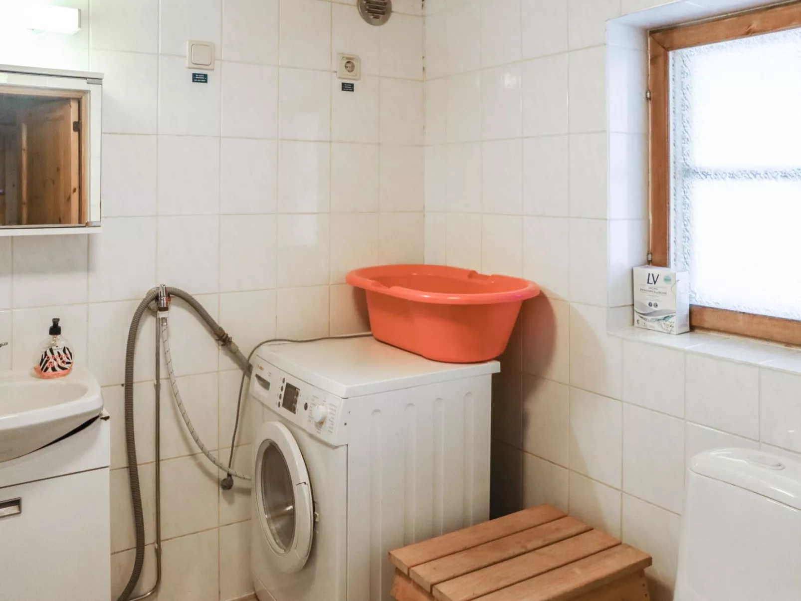 Hyrynpirtti mökki-Binnen