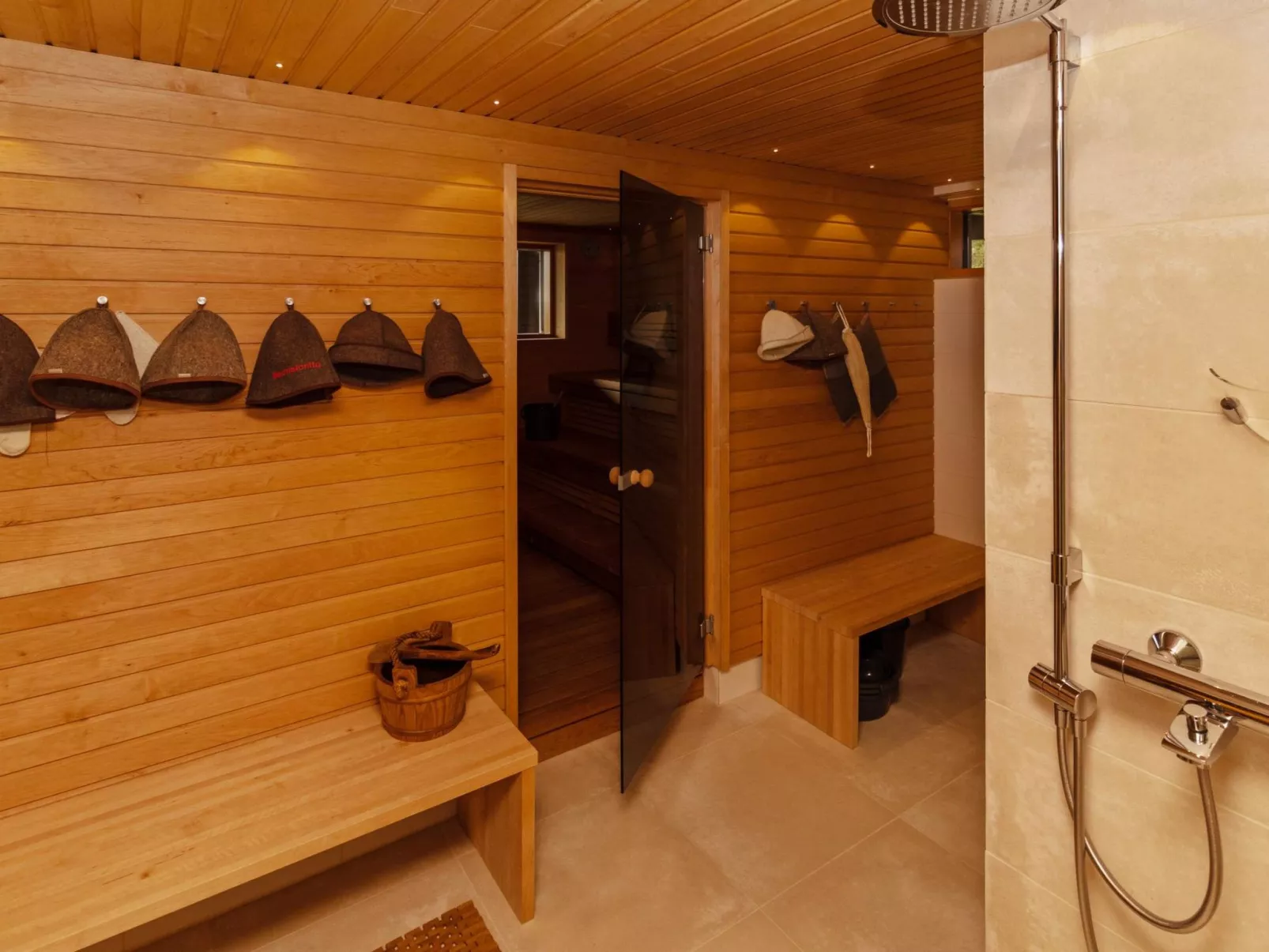 Holy lake chalet a-Binnen