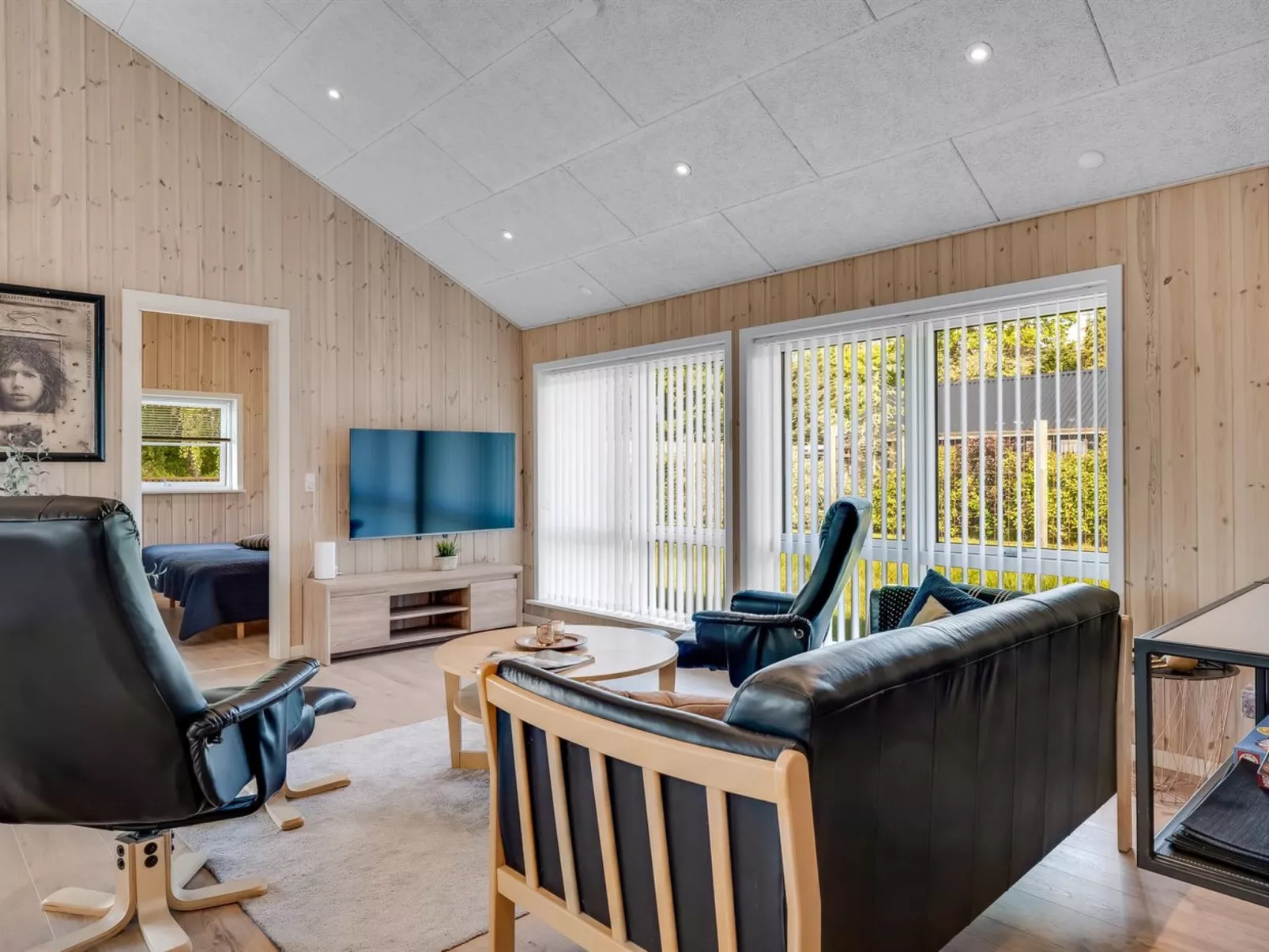 "Ebertine" - 740m to the fjord-Binnen