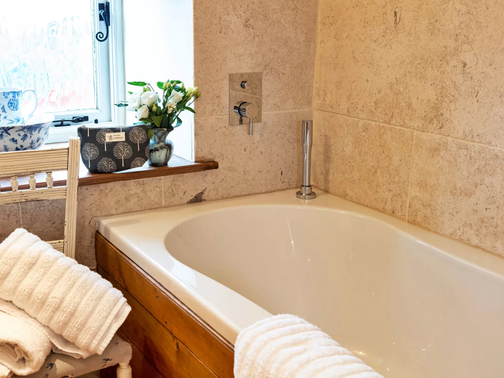 Two Storrs Cottages-Binnen