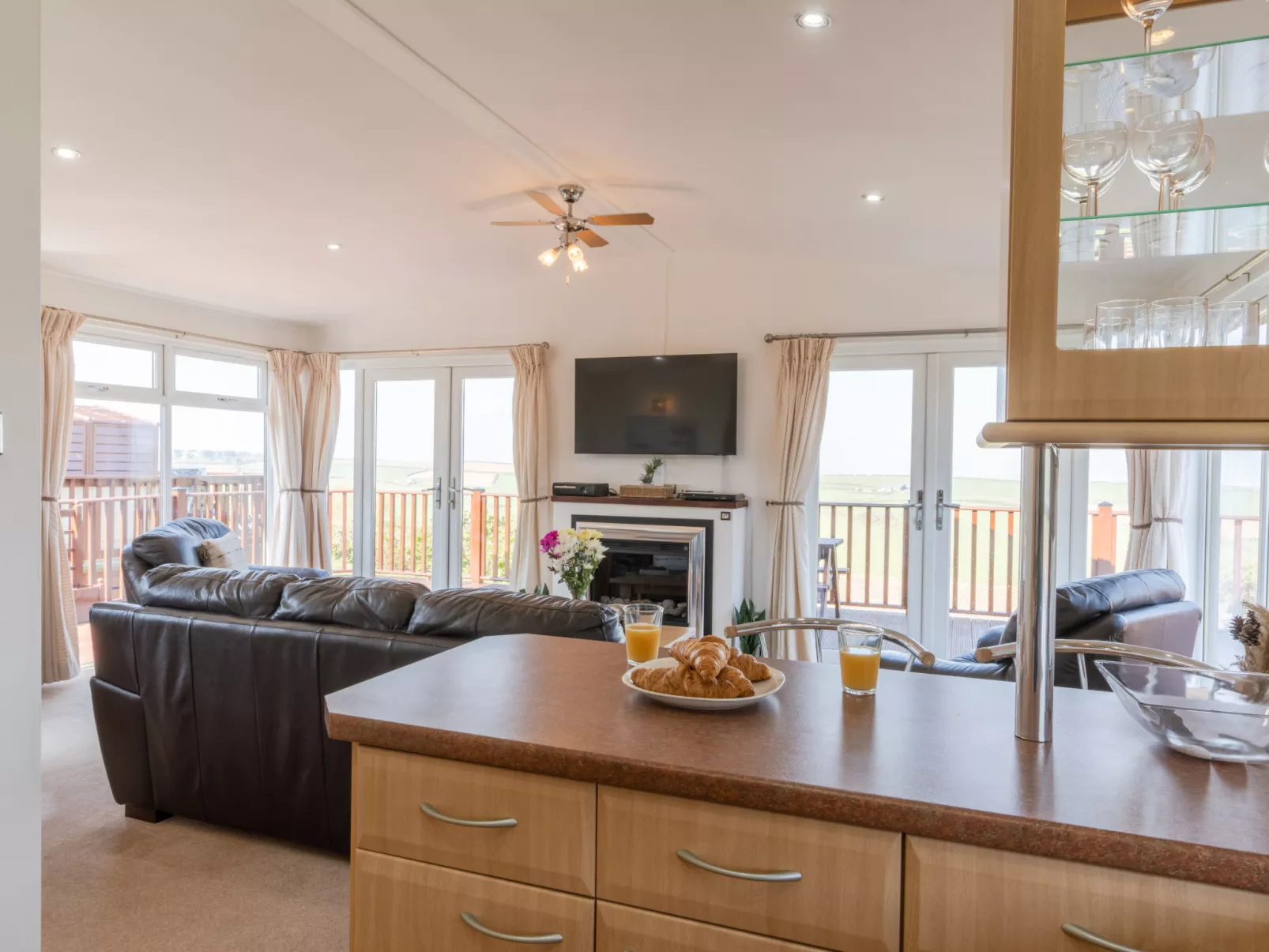 Serendipity Lodge-Binnen