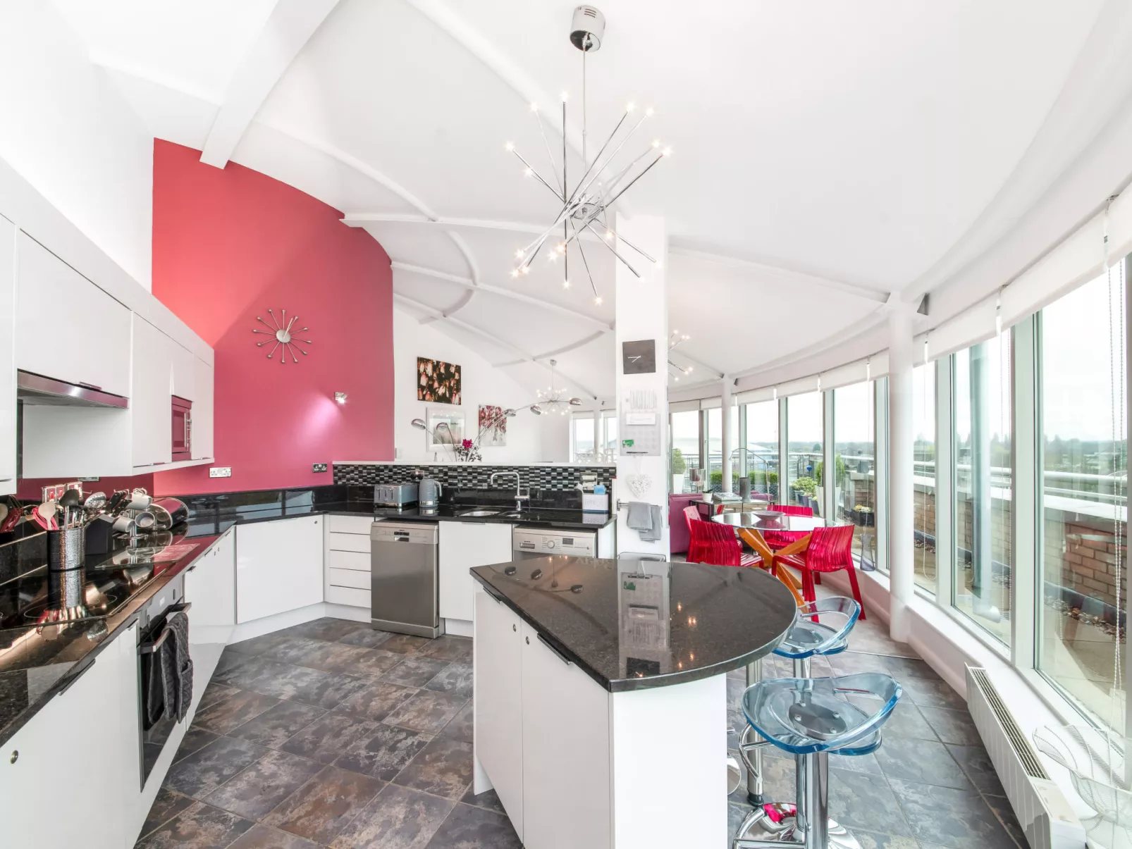 The Penthouse at 611 Westgate-Binnen