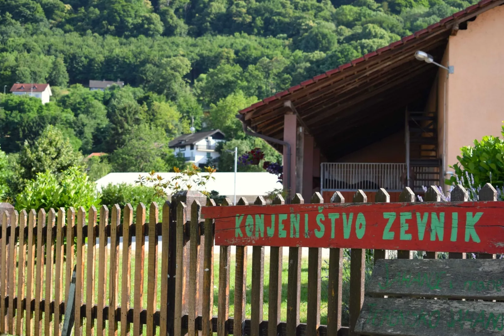 Zevnik Quiet Retreat with Stunning Views and Equestrian Activities - Family Room with Private Bathroom 8-Buitenlucht