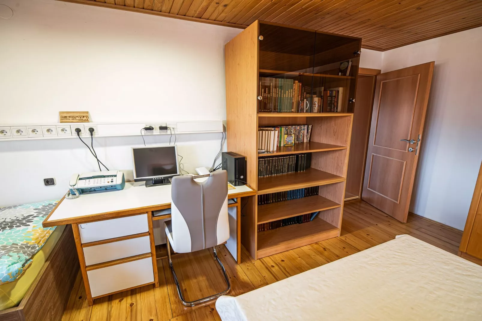 Relaxing Retreat with Hot Tub in Sevnica - Three Bedroom Apartment-Slaapkamer