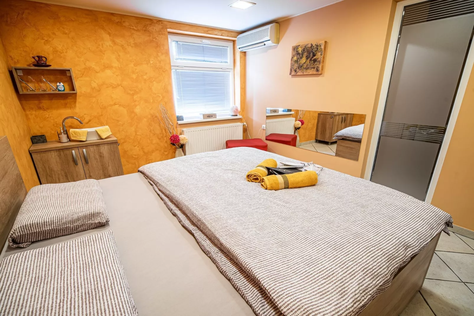 Elegant and Stylish Retreat Apartments with Terrace - Two Bedroom Apartment with Terrace-Slaapkamer