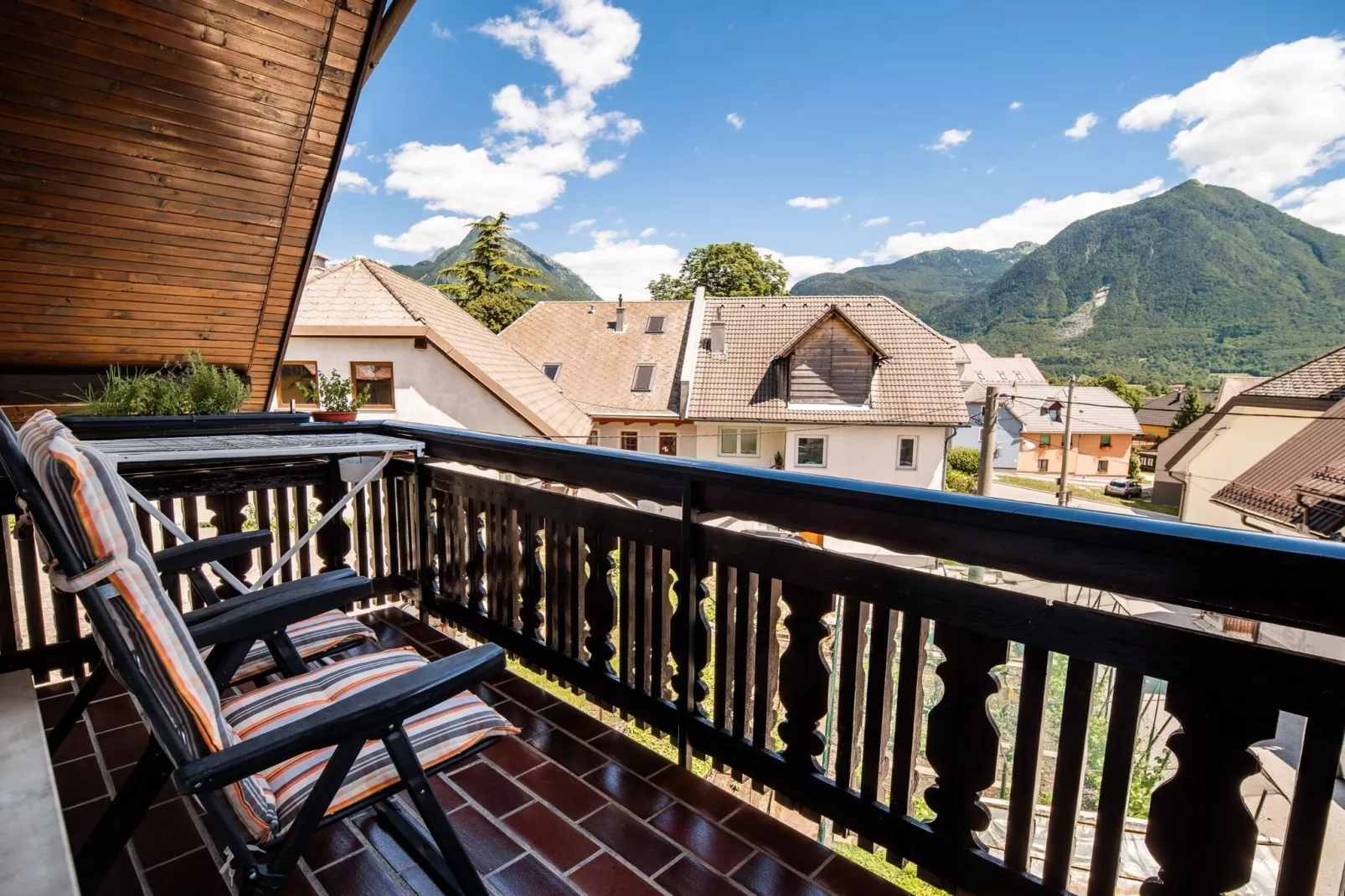 Mountain View Haven Apartments - One Bedroom Apartment  with Balcony