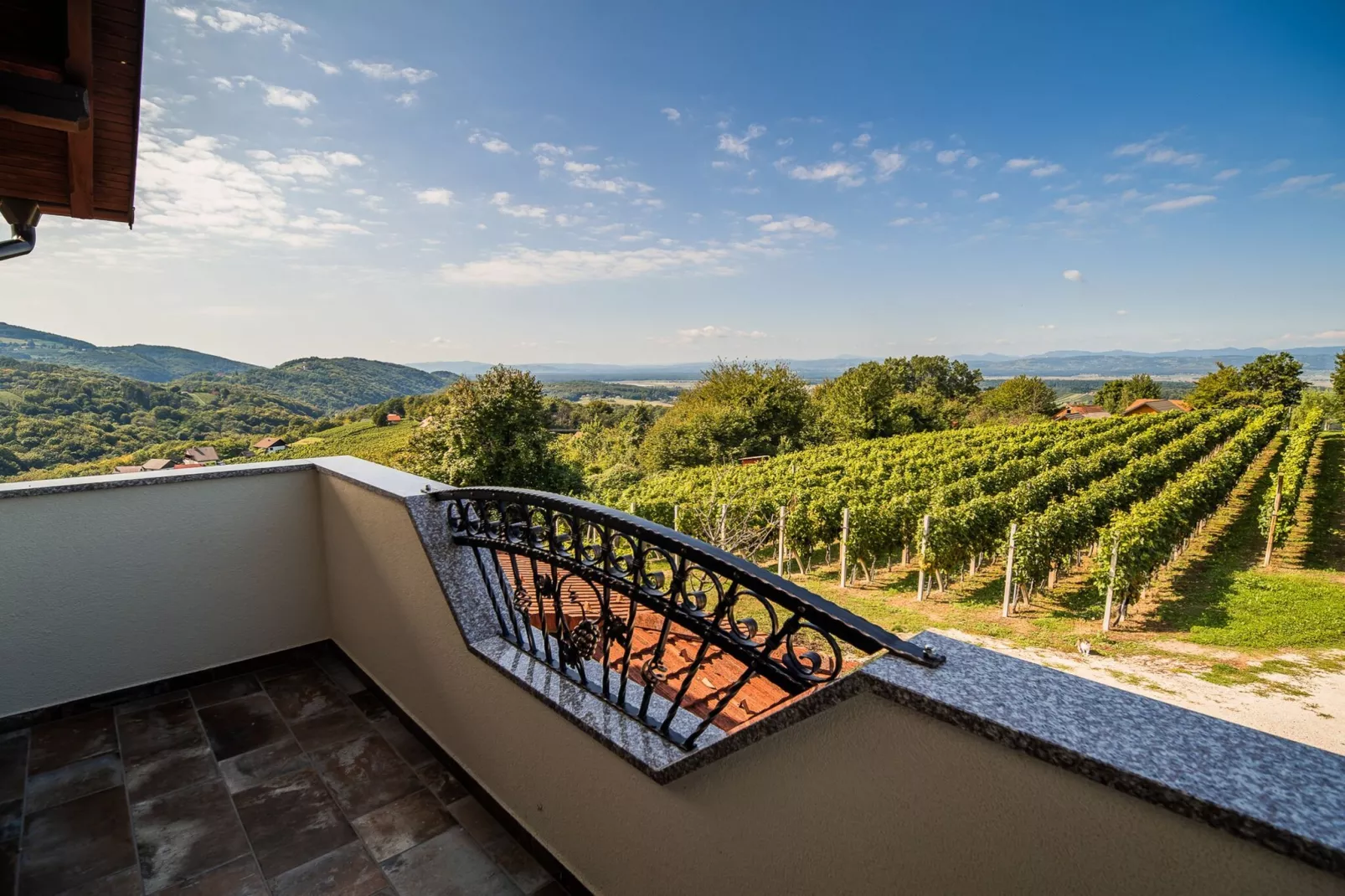 Serene Hollow Holiday Home with Mountain View - Two Bedroom Holiday Home with Mountain View