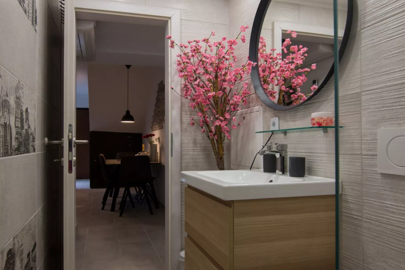 Downtown Koper Spacious Apartment with Balcony - Two Bedroom Apartment with Balcony-Badkamer