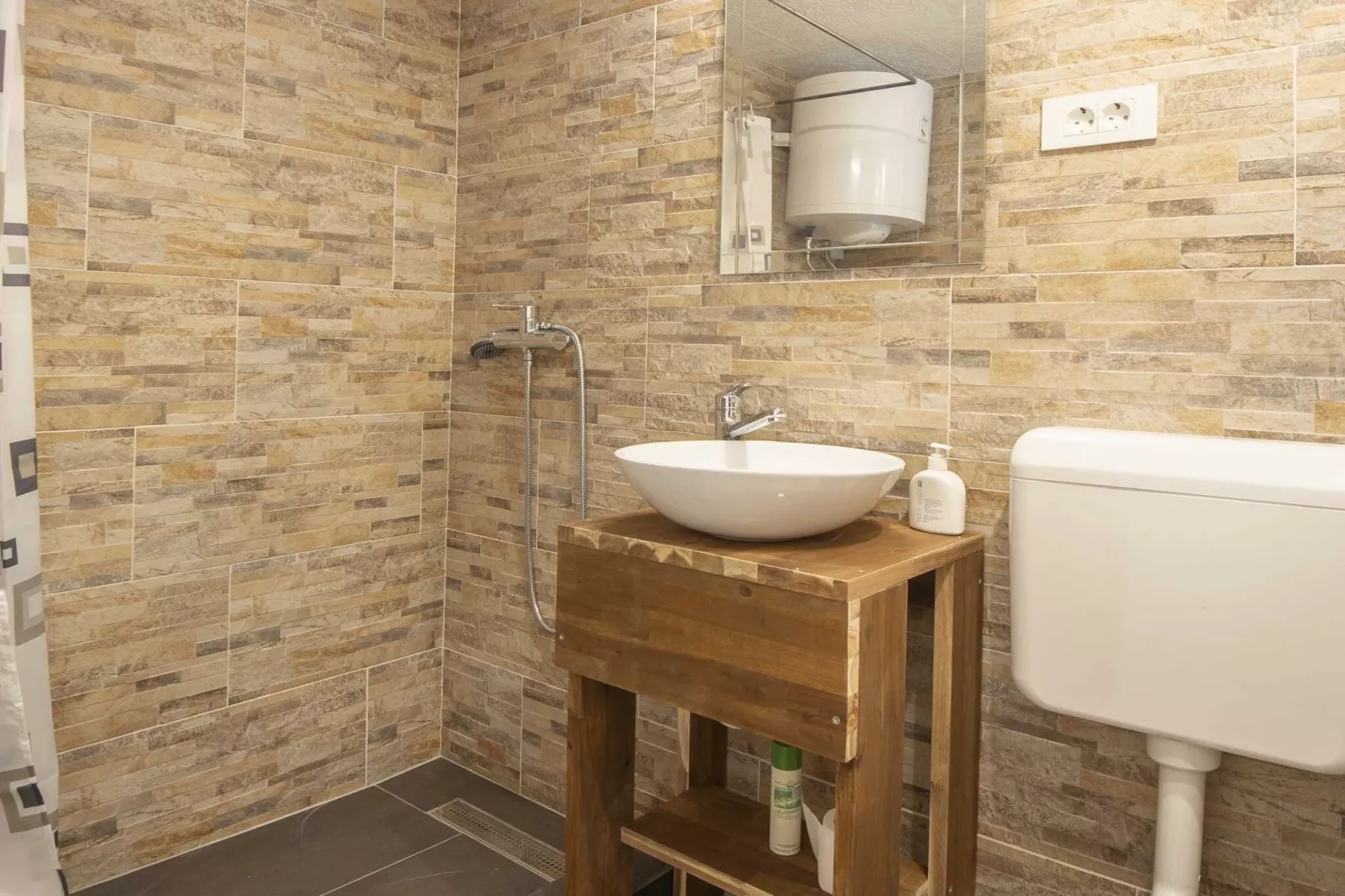 Family-Friendly Serene Retreat Holiday Home - Four Bedroom Holiday Home  with Terrace-Badkamer