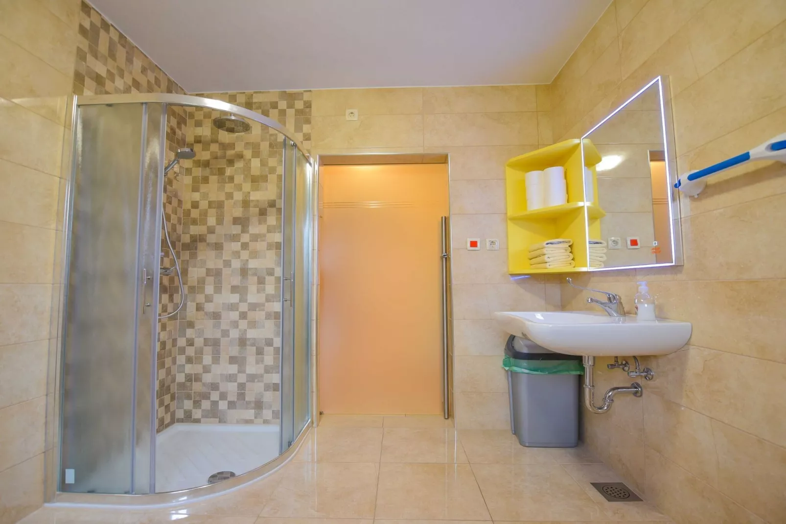 Cozy Luxe Holiday Home with Natural Thermal Bath - Seven Bedroom Holiday Home-Badkamer