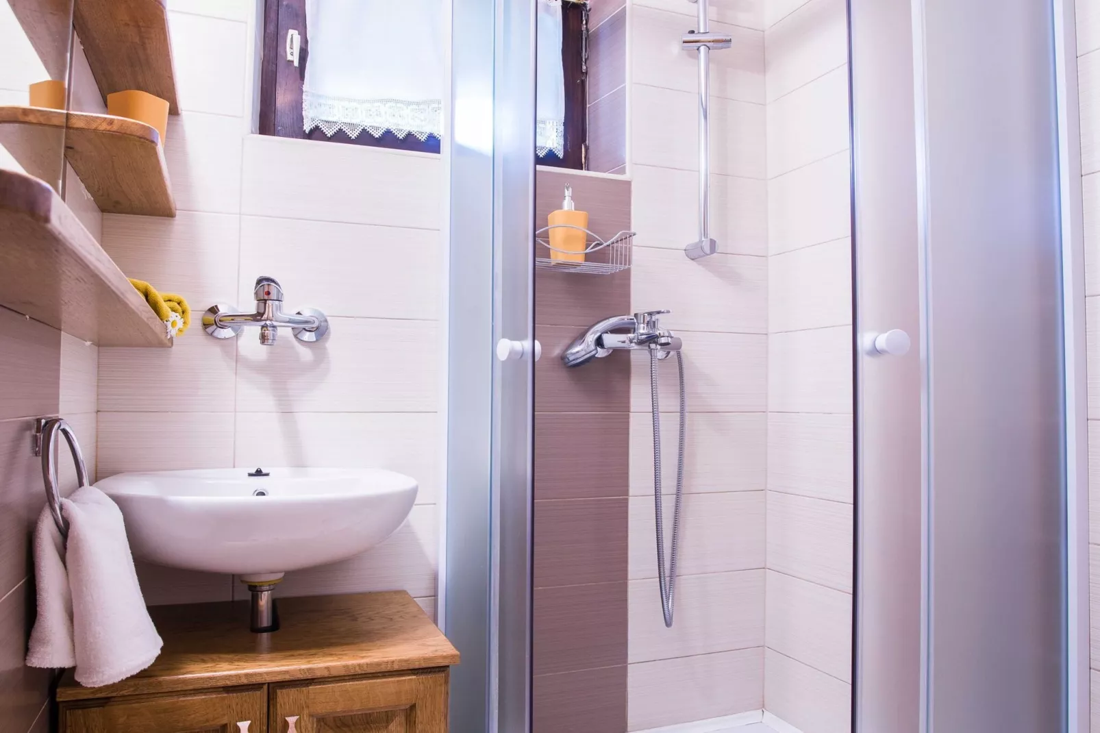 Rustic Authentic Holiday Home with Terrace and Wood Stove - Three Bedroom Holiday Home with Terrace-Badkamer