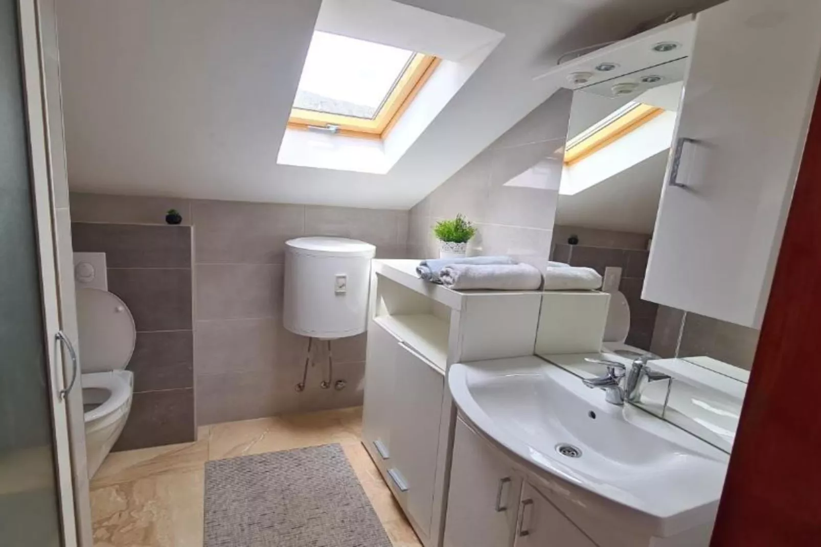 Apartment with One Bathroom-Badkamer