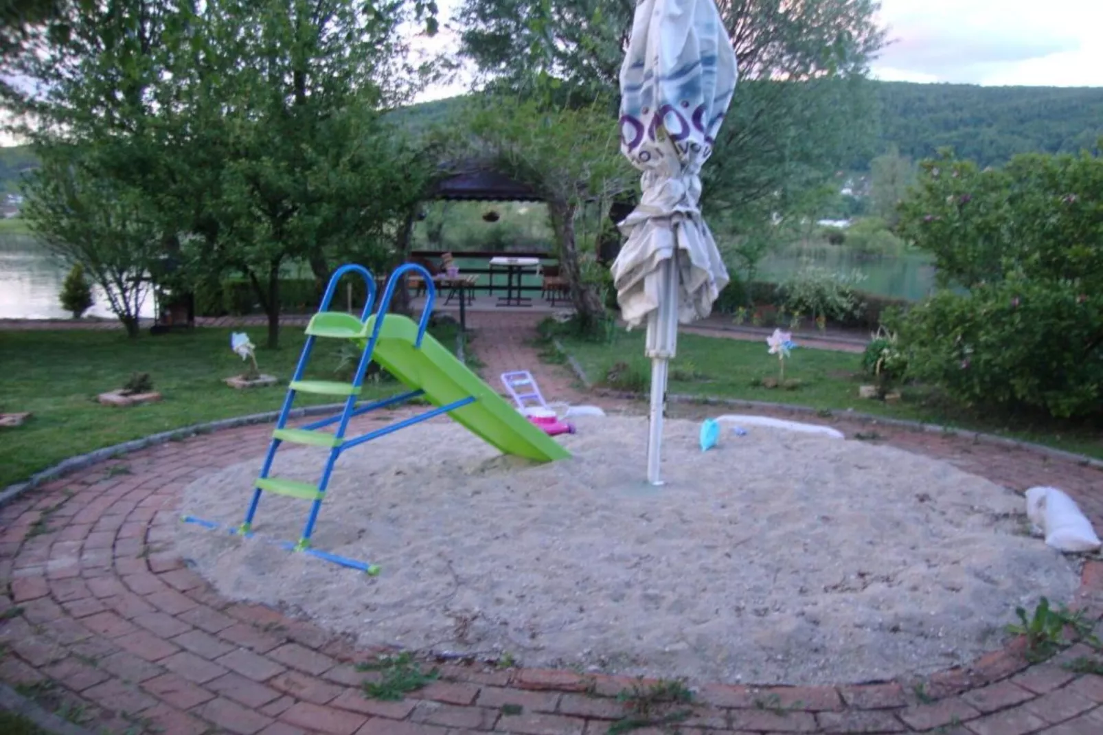 Four bedroom home with river view-Tuinen zomer