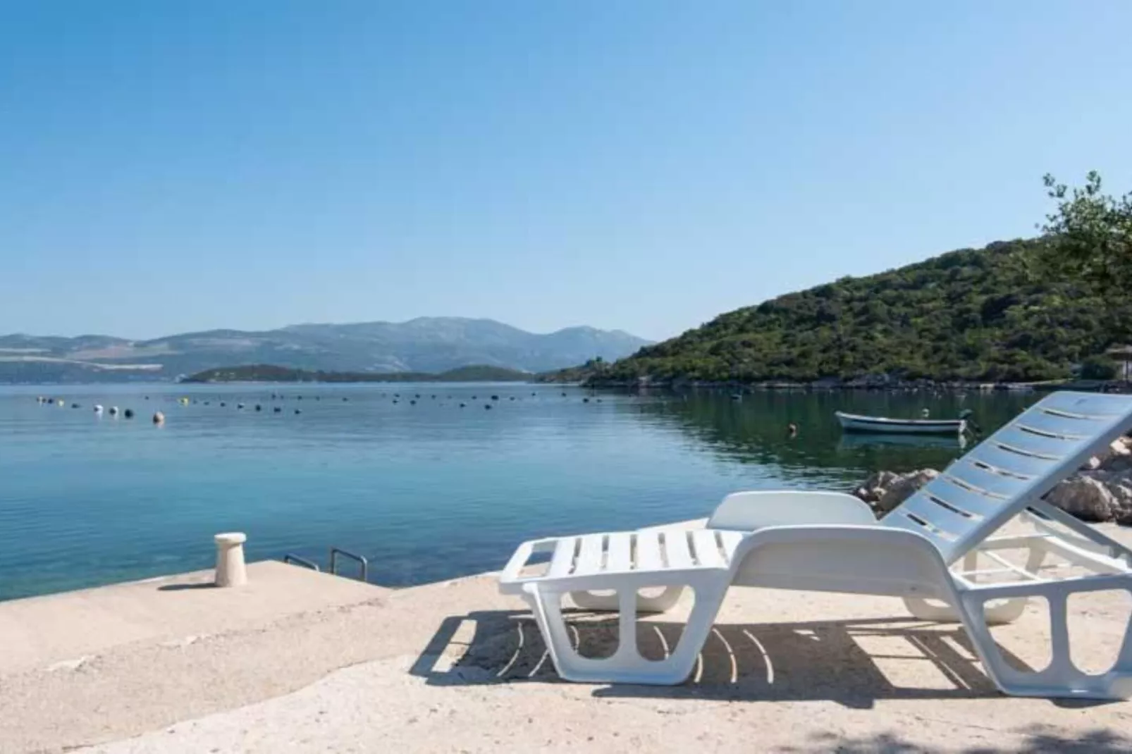 Spacious and Cozy Seafront Apartments - Two Bedroom Apartment  with Terrace and Sea View-Buitenlucht