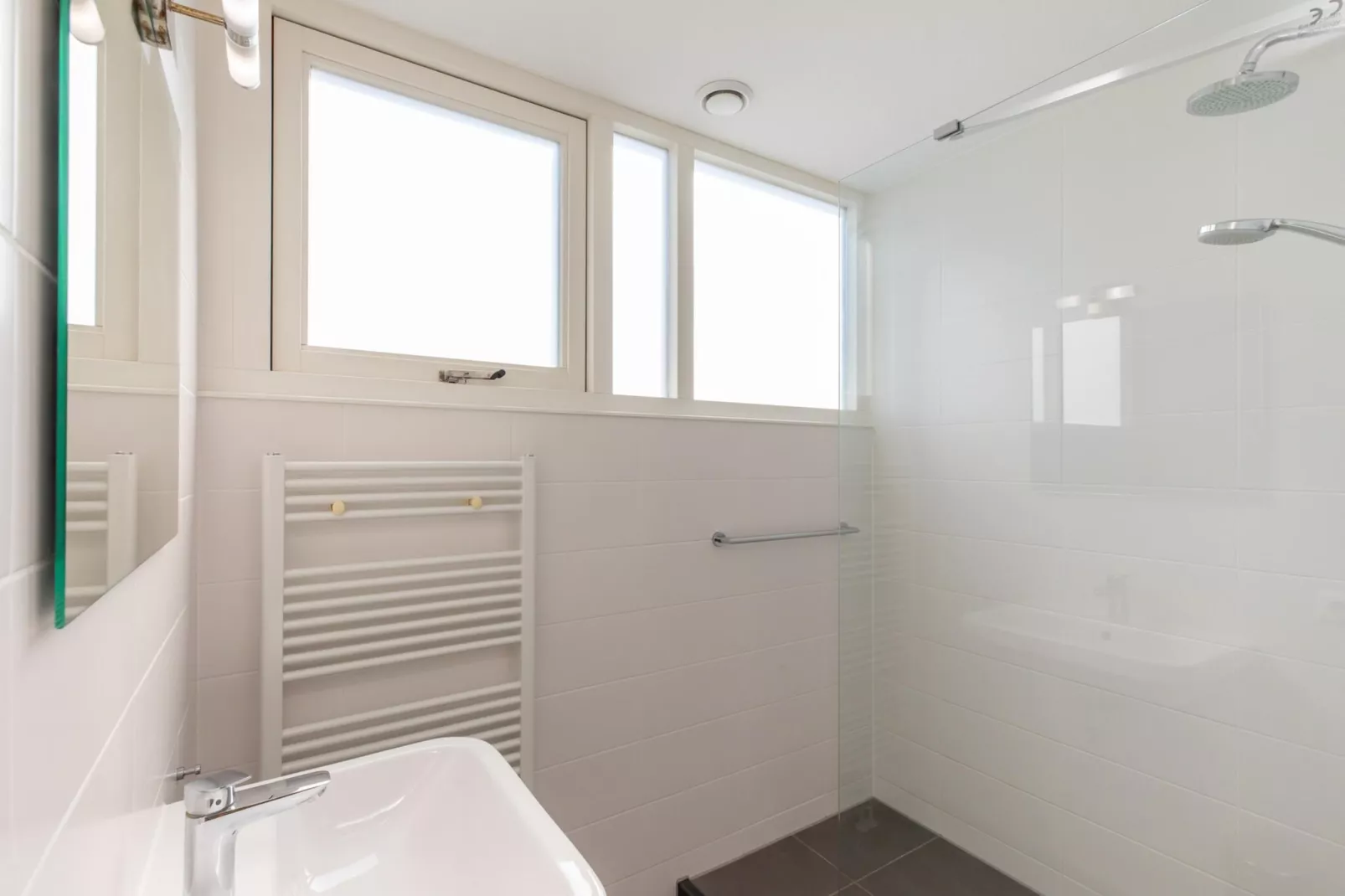 Zonnedorp 23 Zeeland Huis Renesse: Luxury Beach Holiday | Close to North Sea-Badkamer