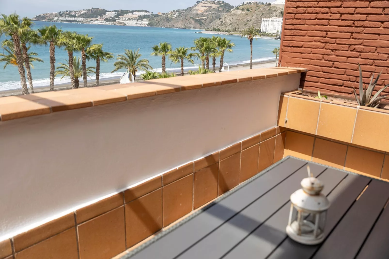 CT 383 GR - Faro's Almuñecar Beachfront for 4-Terrasbalkon