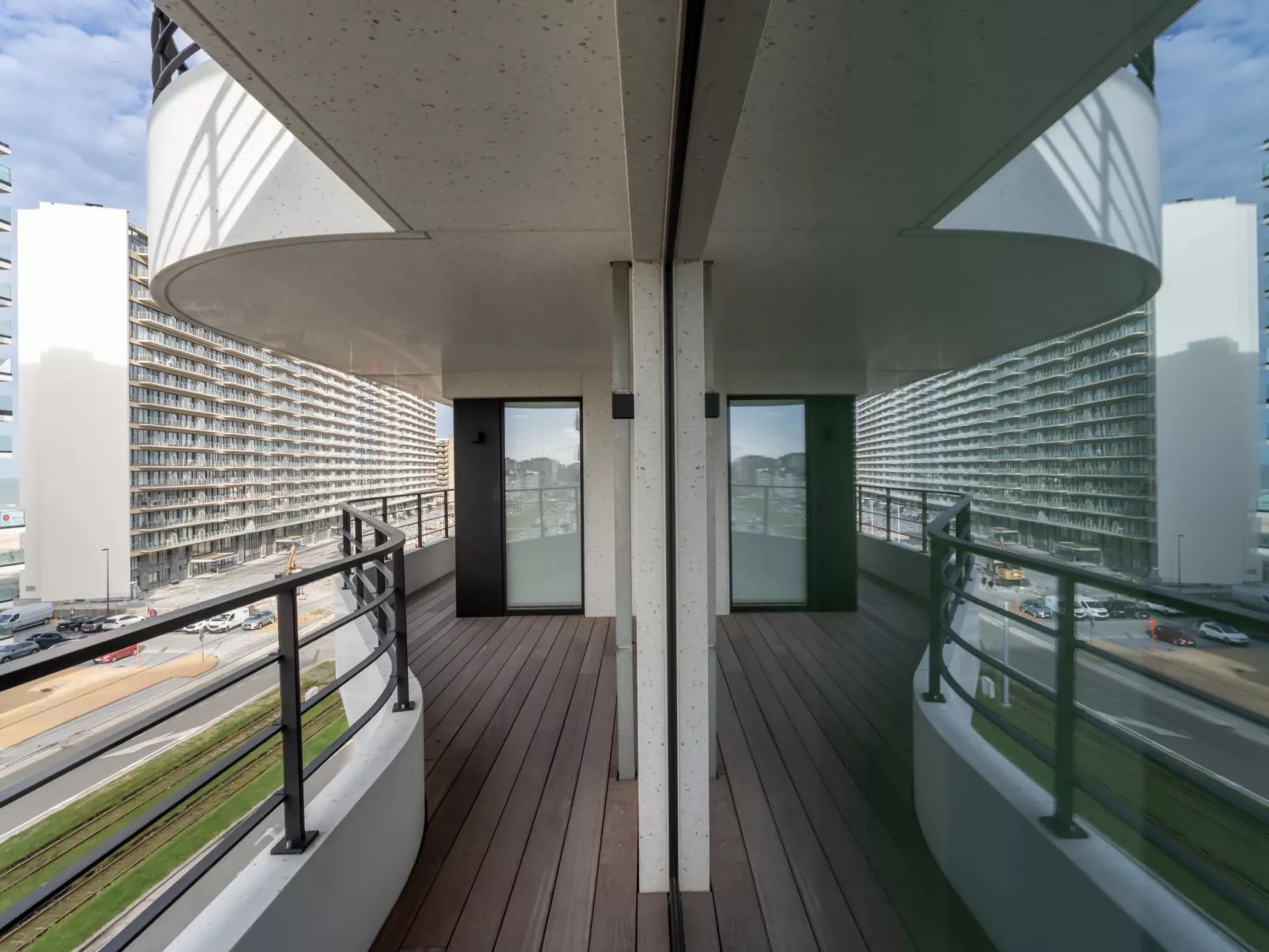 The Waves with parking-Buiten