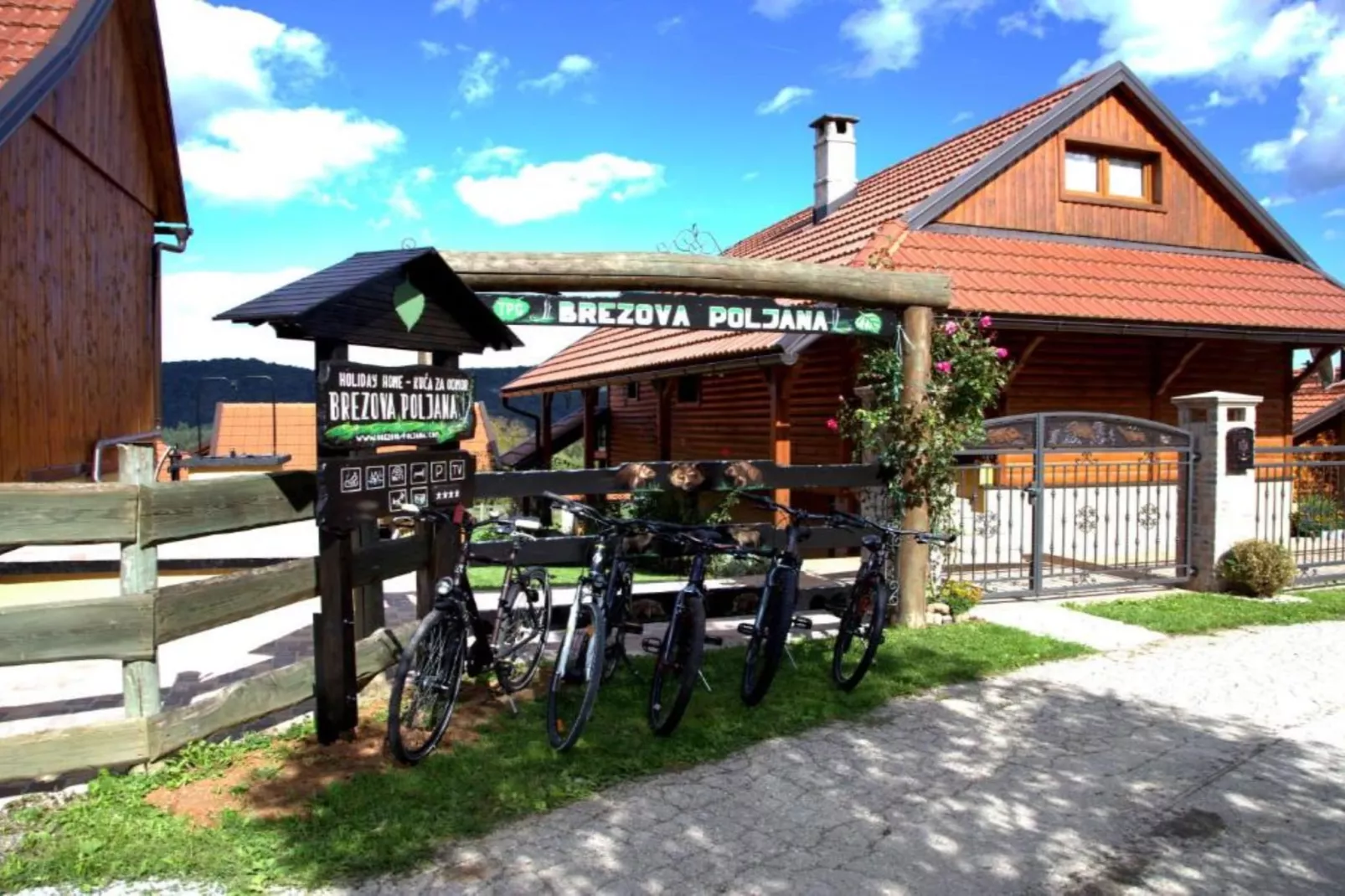 Brezova Poljana Lodge with Sauna and Hot-Tub - Five Bedroom Holiday Home-Buitenlucht