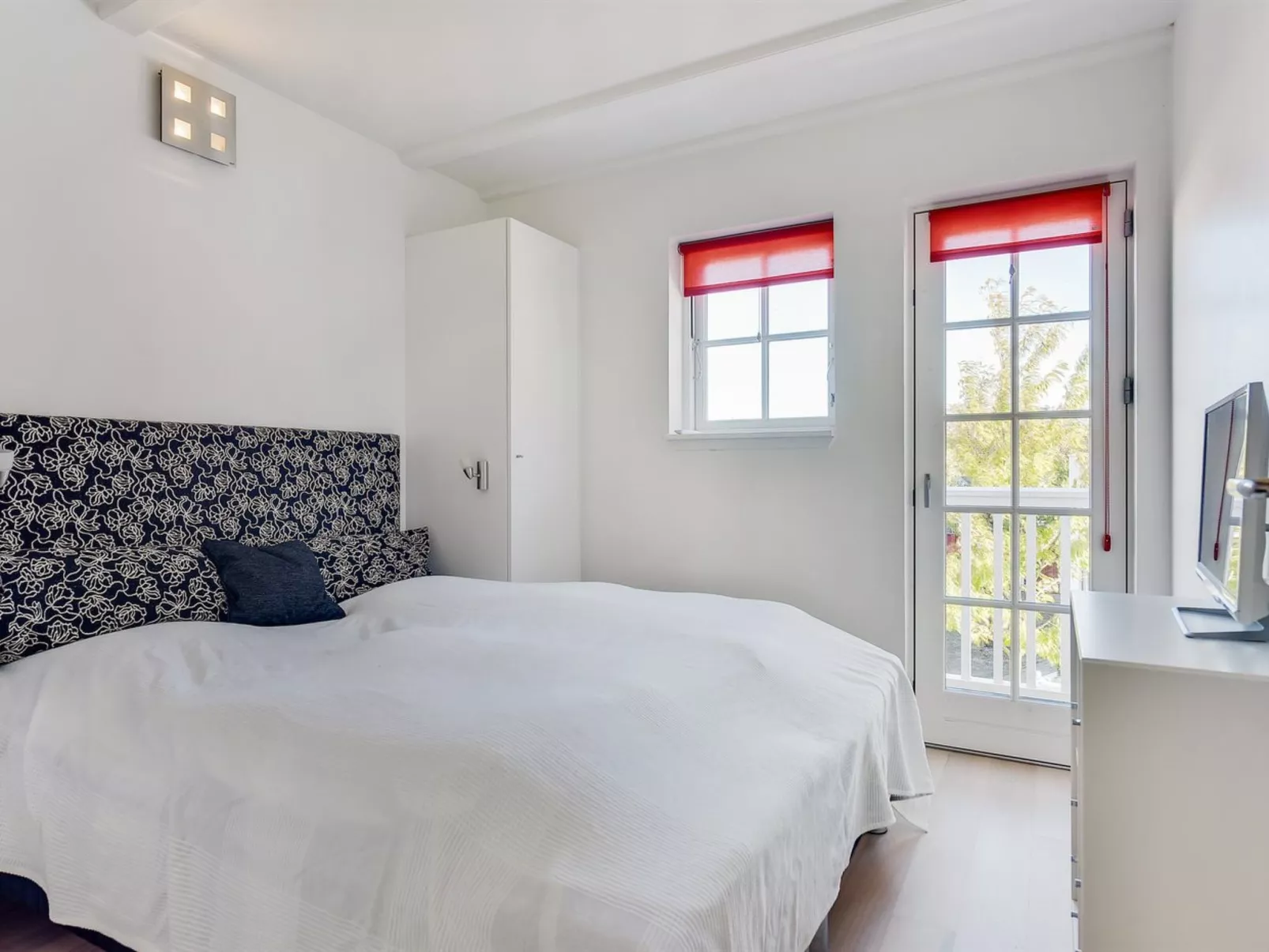 "Joar" - 5m to the fjord-Binnen