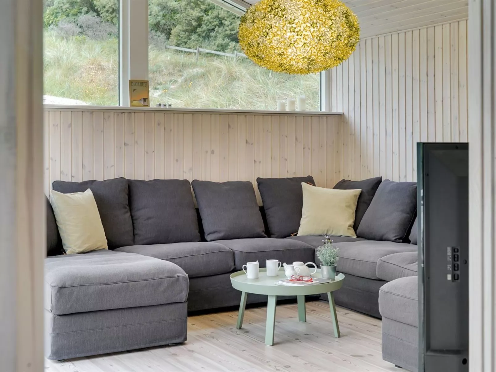 "Erwith" - 50m from the sea-Binnen