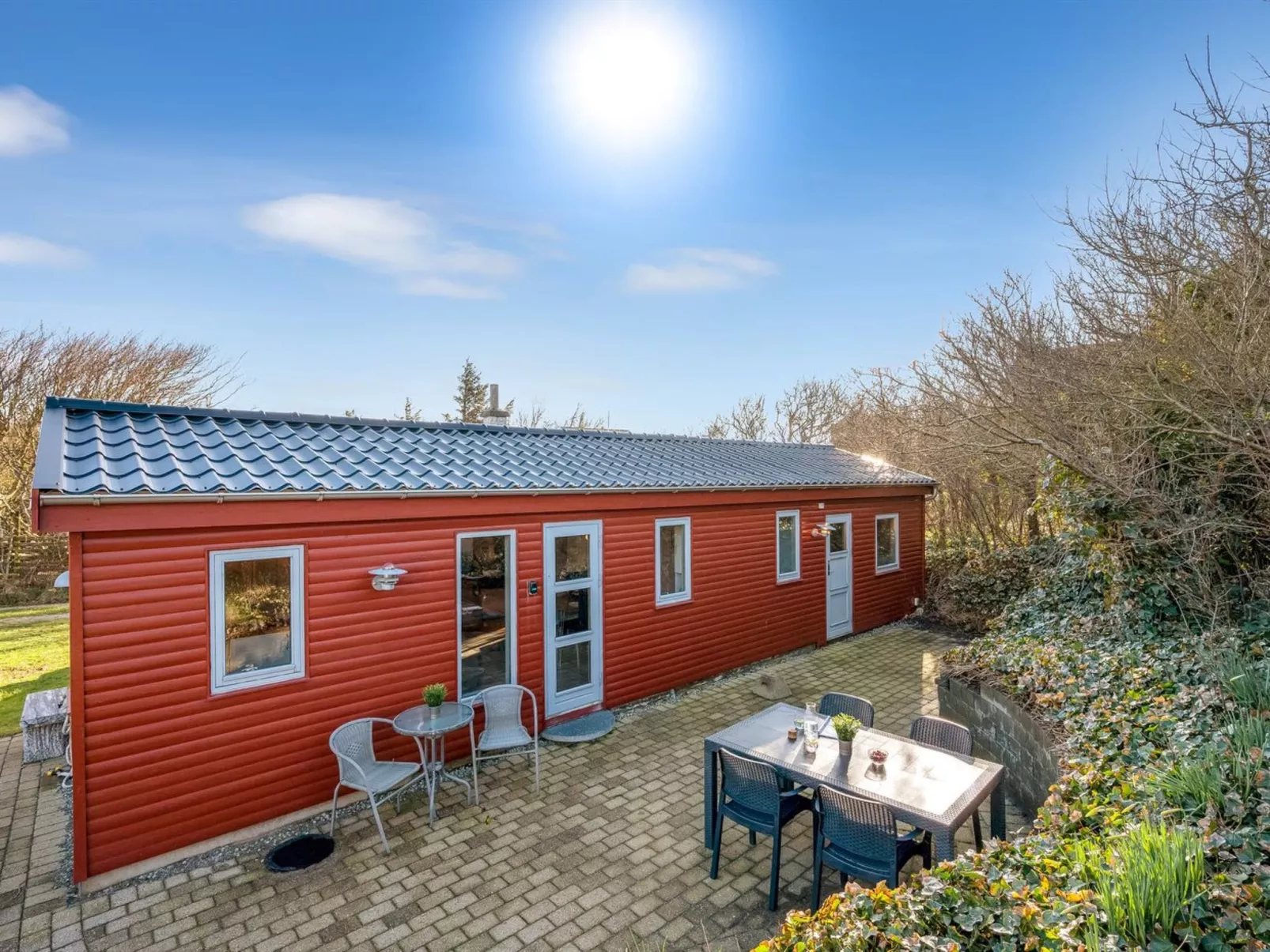 "Alpi" - 250m to the fjord-Buiten