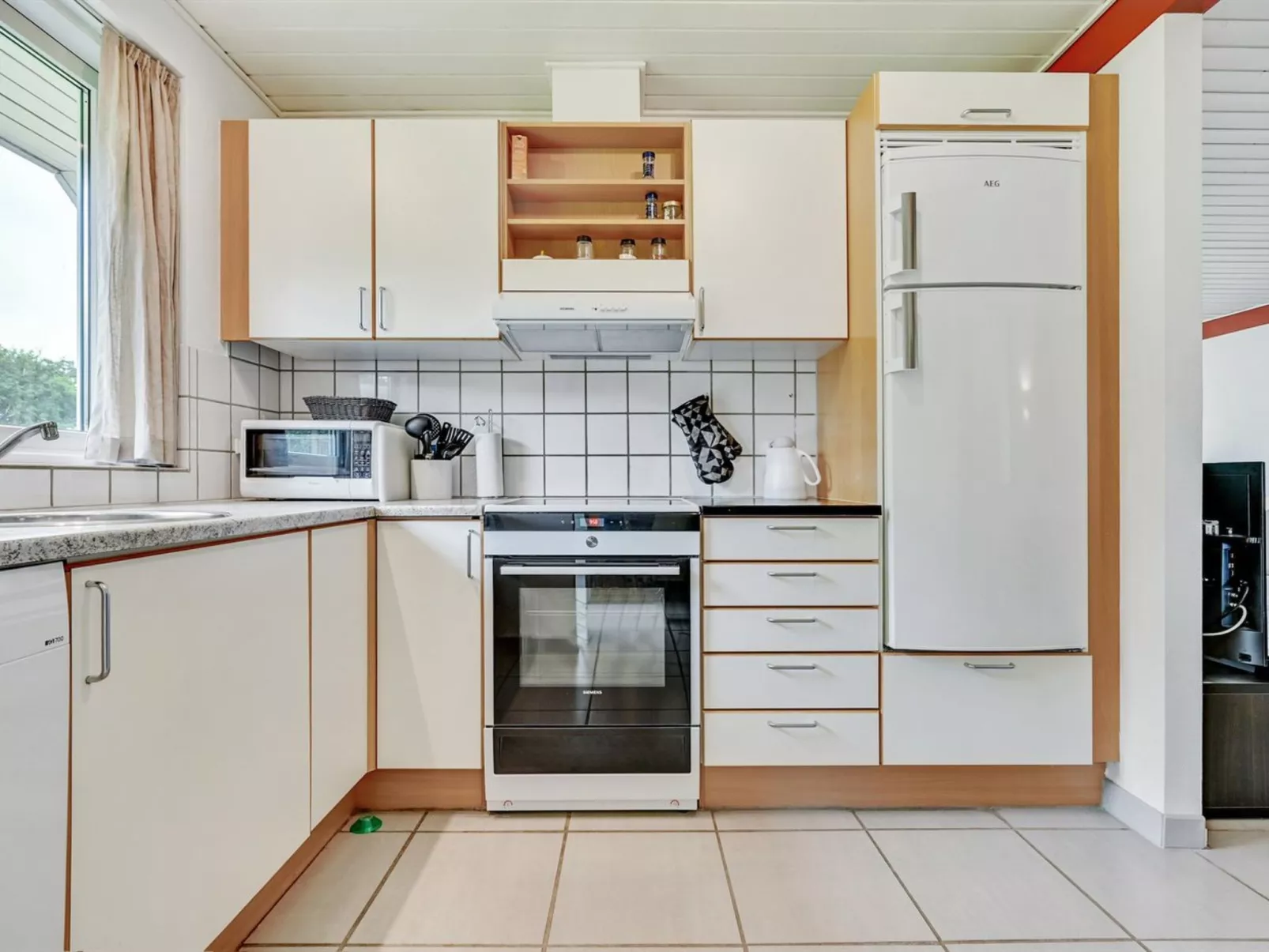 "Emly" - 1.1km from the sea-Binnen