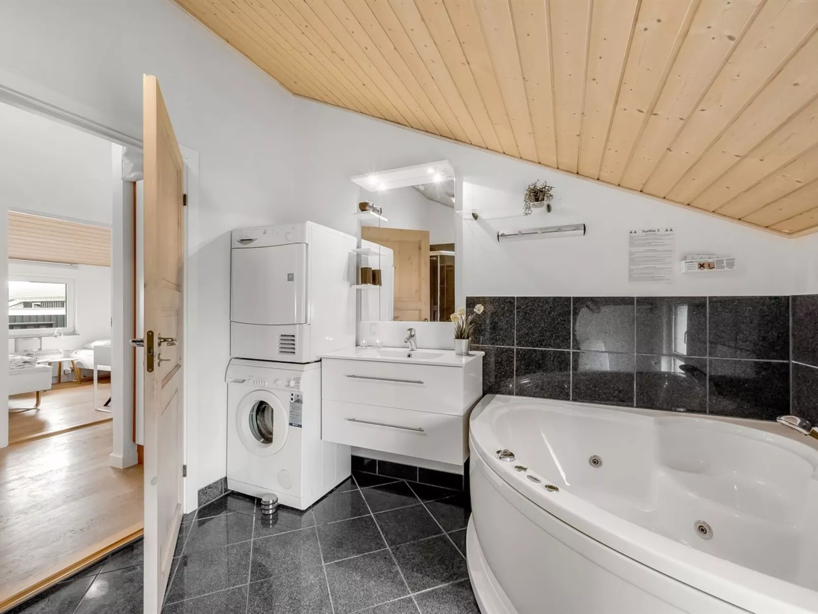 "Samuil" - 300m to the fjord-Binnen