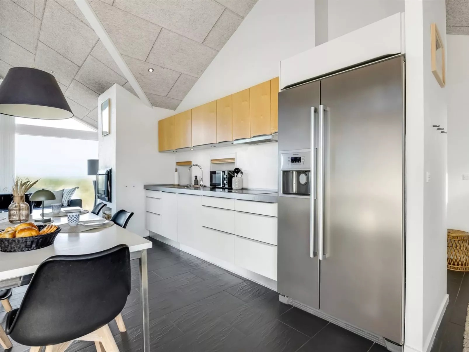 "Antonie" - 95m from the sea-Binnen