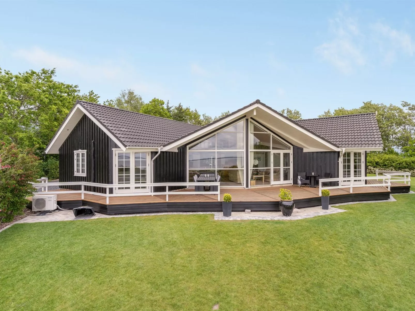 "Regnwald" - 400m to the fjord-Buiten