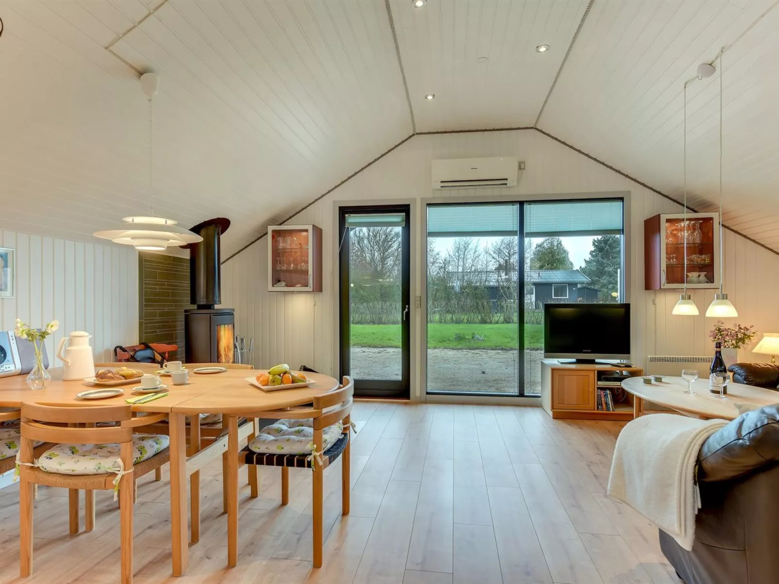 "Tican" - 400m from the sea-Binnen