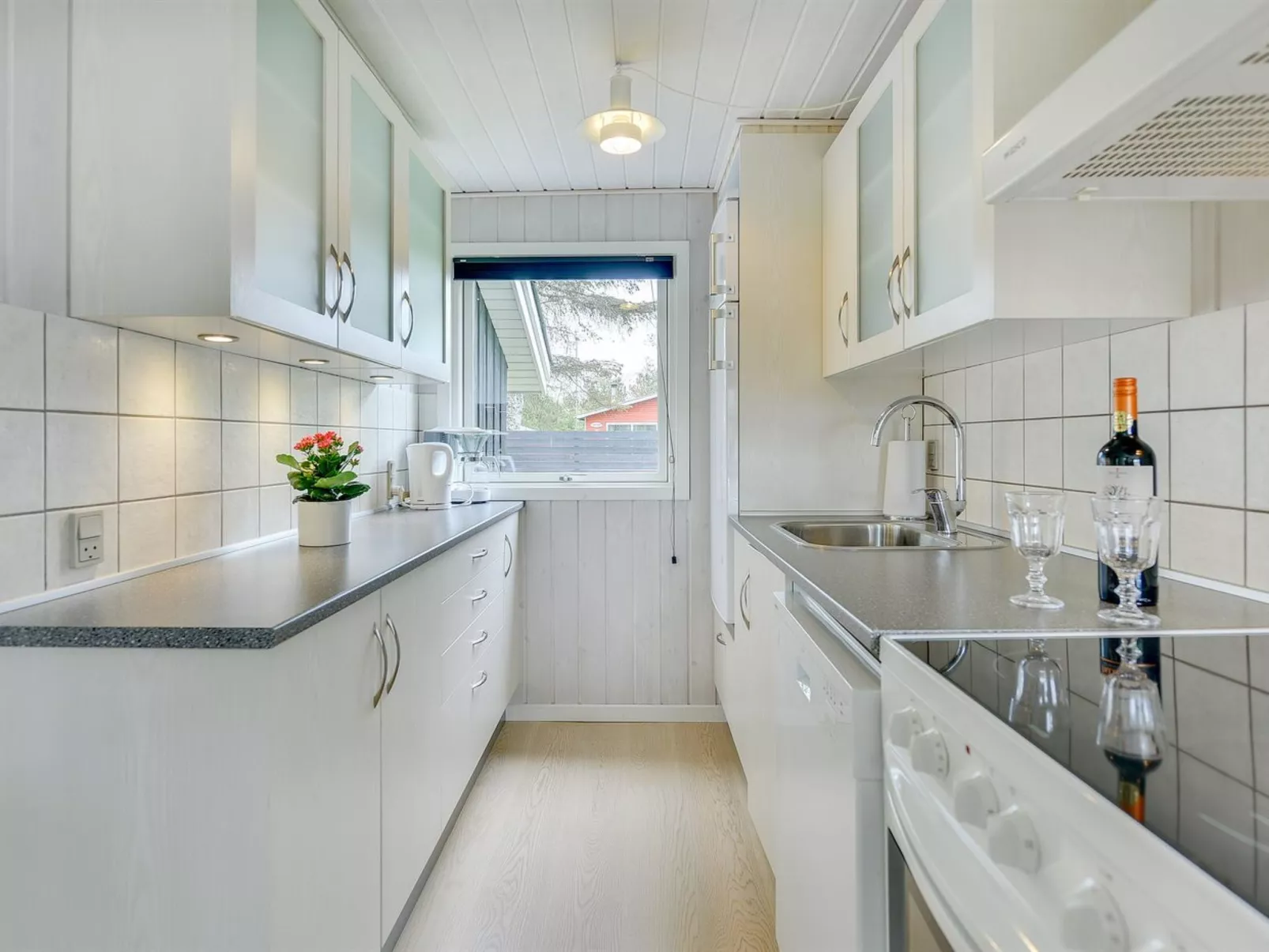 "Hildegarde" - 900m from the sea-Binnen