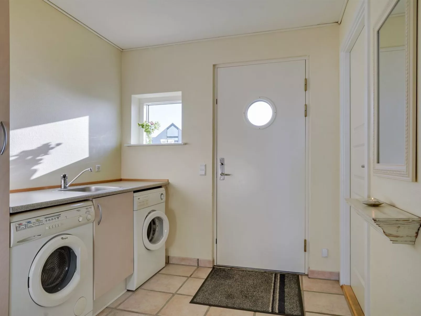 "Line" - 10m from the sea-Binnen