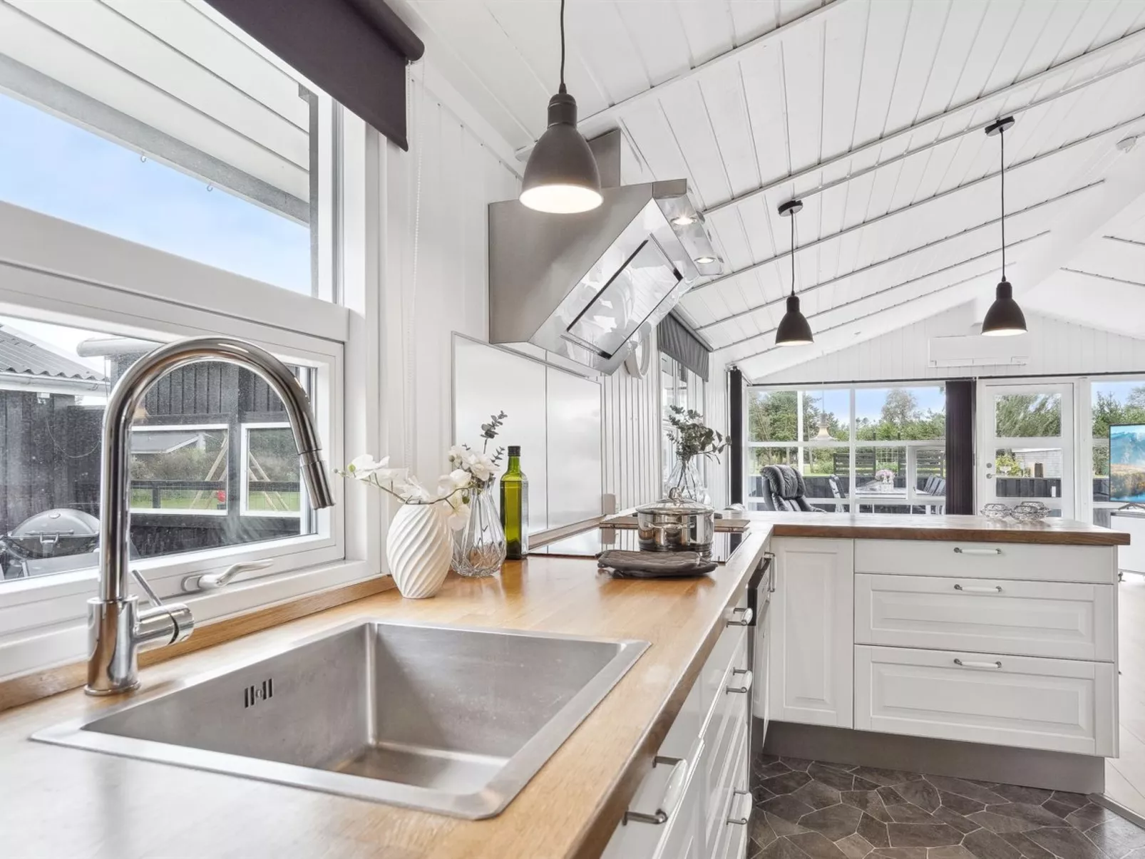 "Sylvi" - 750m from the sea-Binnen