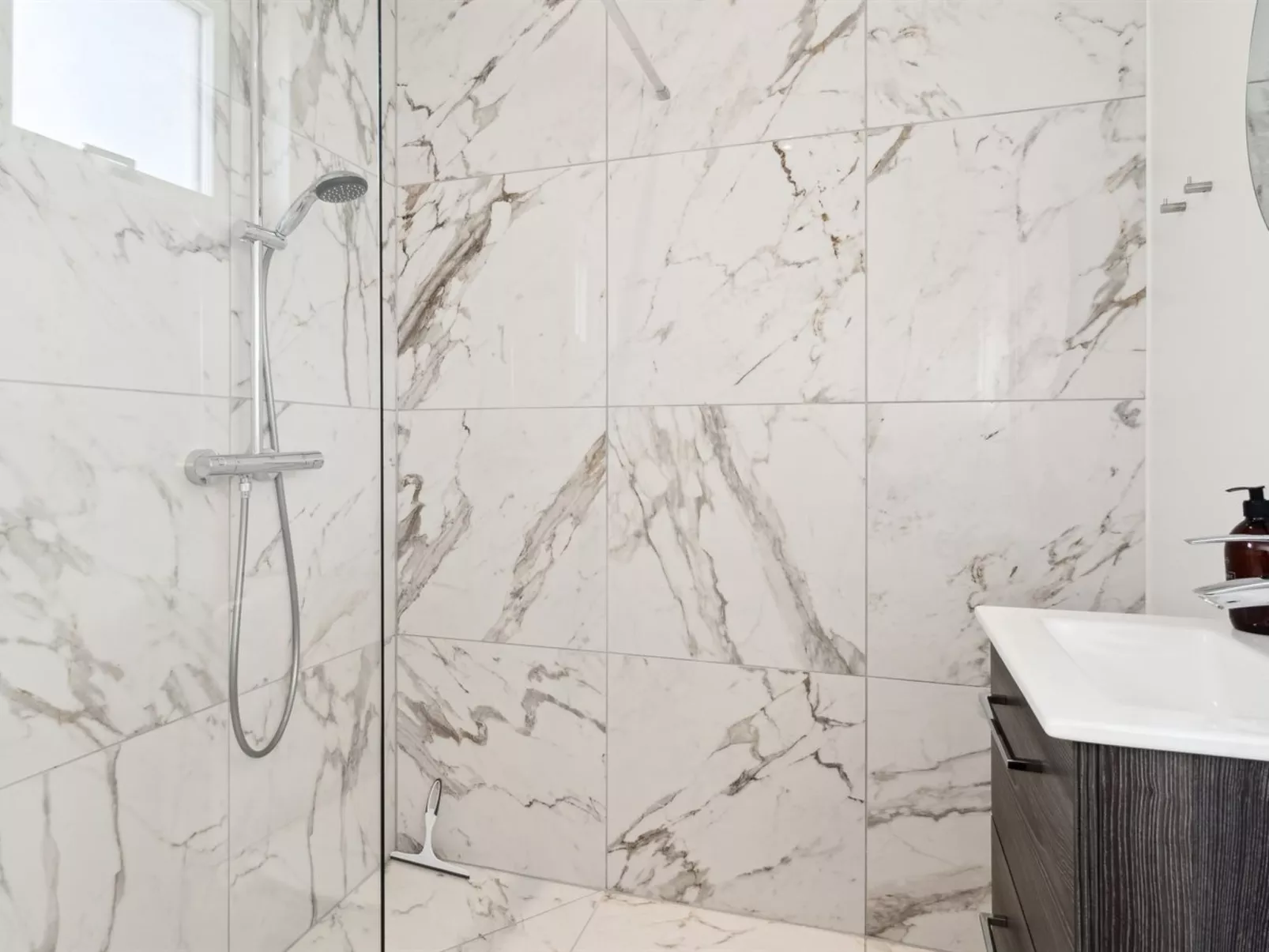 "Scalli" - 1.5km to the fjord-Binnen