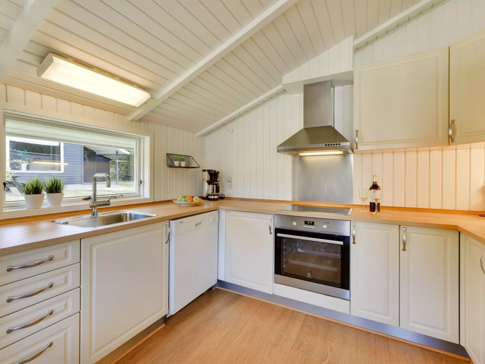 "Darina" - 1.5km from the sea-Binnen