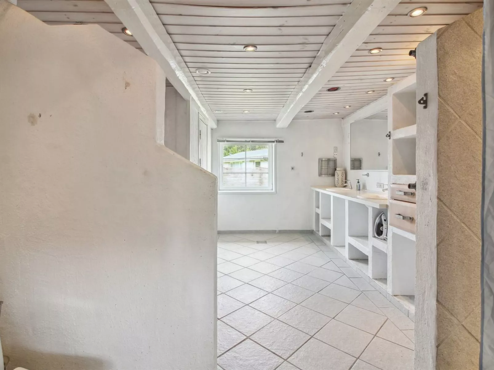 "Law" - 400m from the sea-Binnen