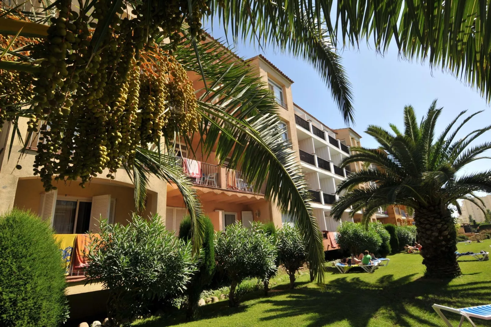 APARTAMENTOS COMTE D'EMPURIES C46-Tuinen zomer