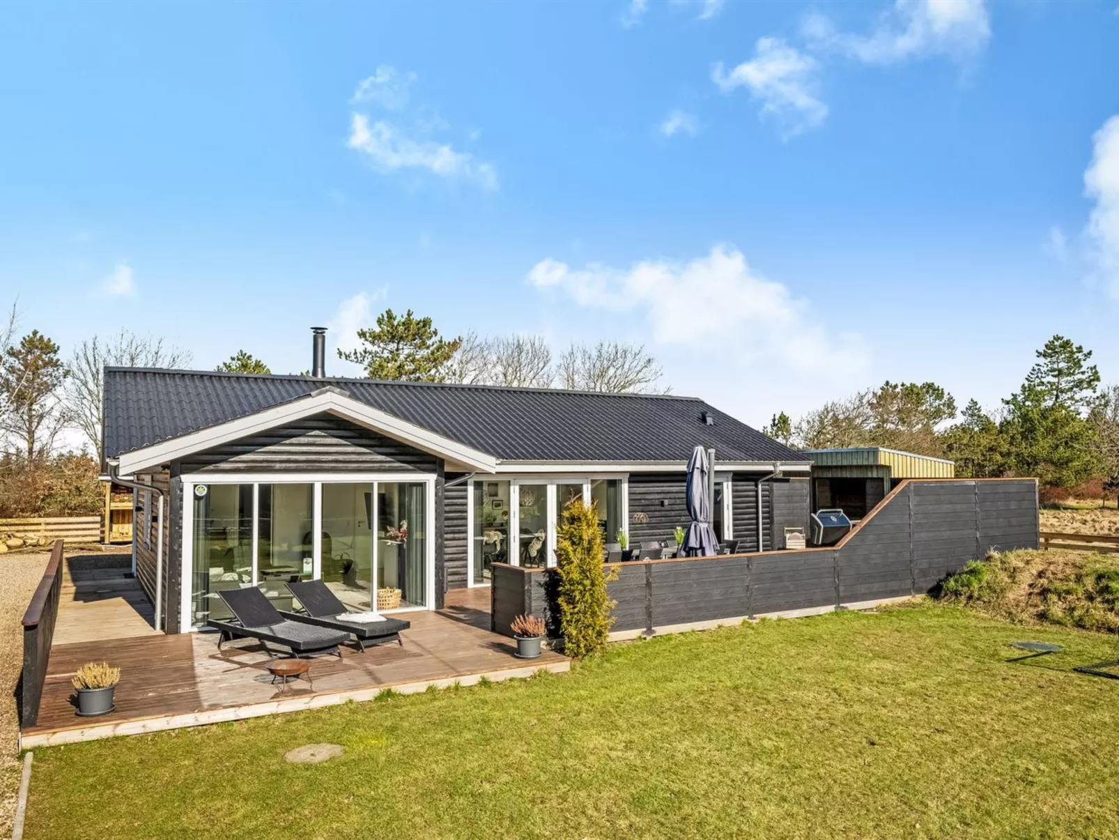 "Elisaveta" - 400m to the fjord-Buiten