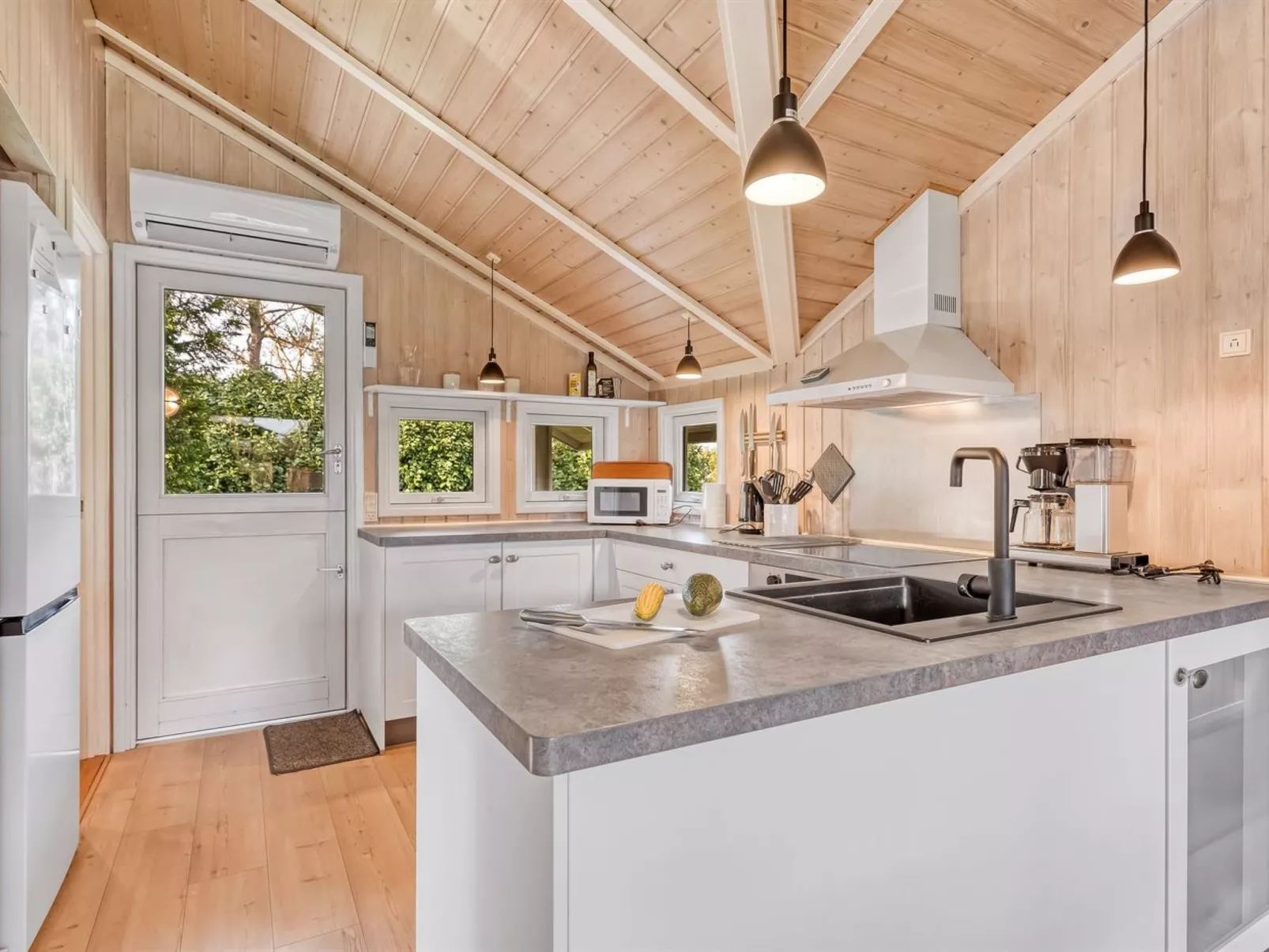 "Emili" - 300m from the sea-Binnen